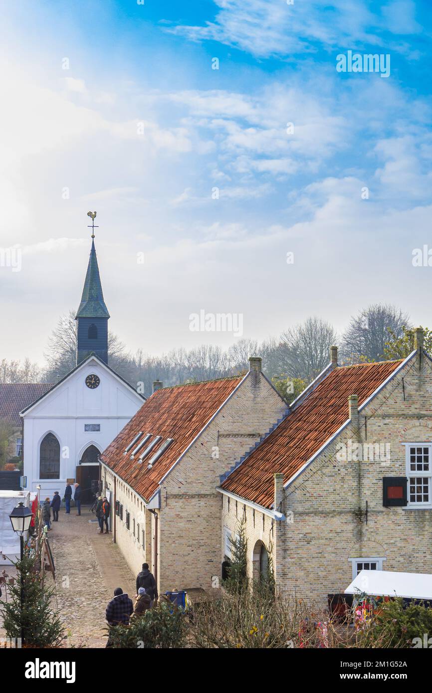 Casas históricas y la torre de la iglesia en invierno en Bourtange, Países Bajos Foto de stock