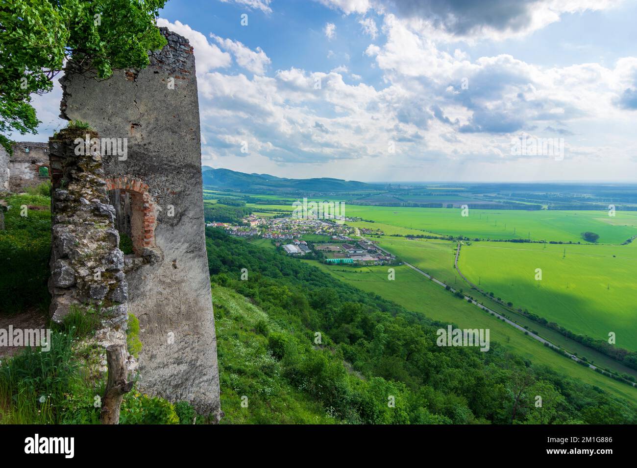 Plavecke Podhradie (Blasenstein, Plasenstein): Castillo de Plavecky (Burg Blasenstein) en Male Karpaty (Pequeños Cárpatos), , Eslovaquia Foto de stock