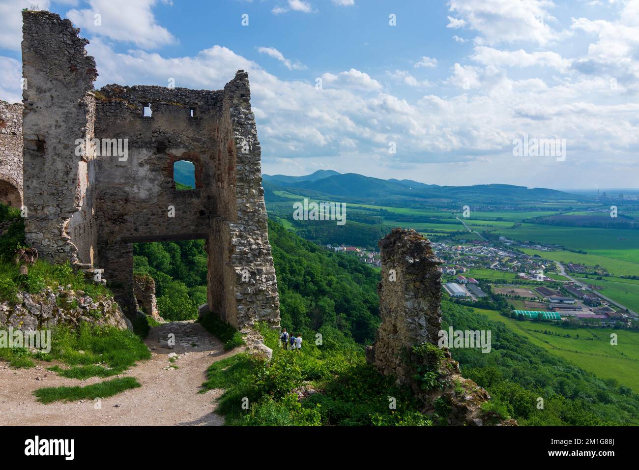 Plavecke Podhradie (Blasenstein, Plasenstein): Castillo de Plavecky (Burg Blasenstein) en Male Karpaty (Pequeños Cárpatos), , Eslovaquia Foto de stock