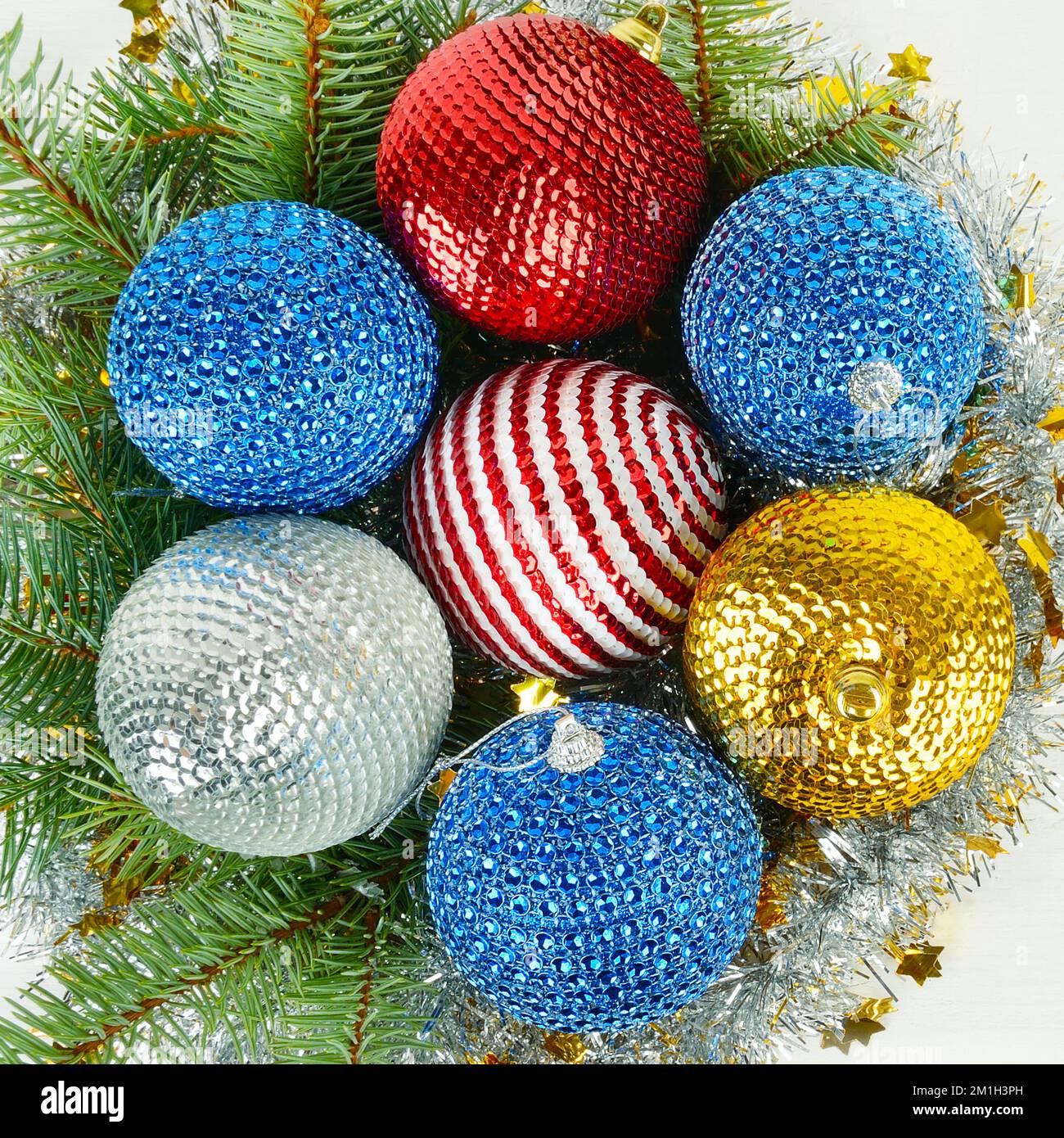 Ornamento de Navidad o Año Nuevo. Ramita de abeto y bolas brillantes  multicolores sobre un fondo blanco de madera. Vista superior de la  superficie plana Fotografía de stock - Alamy