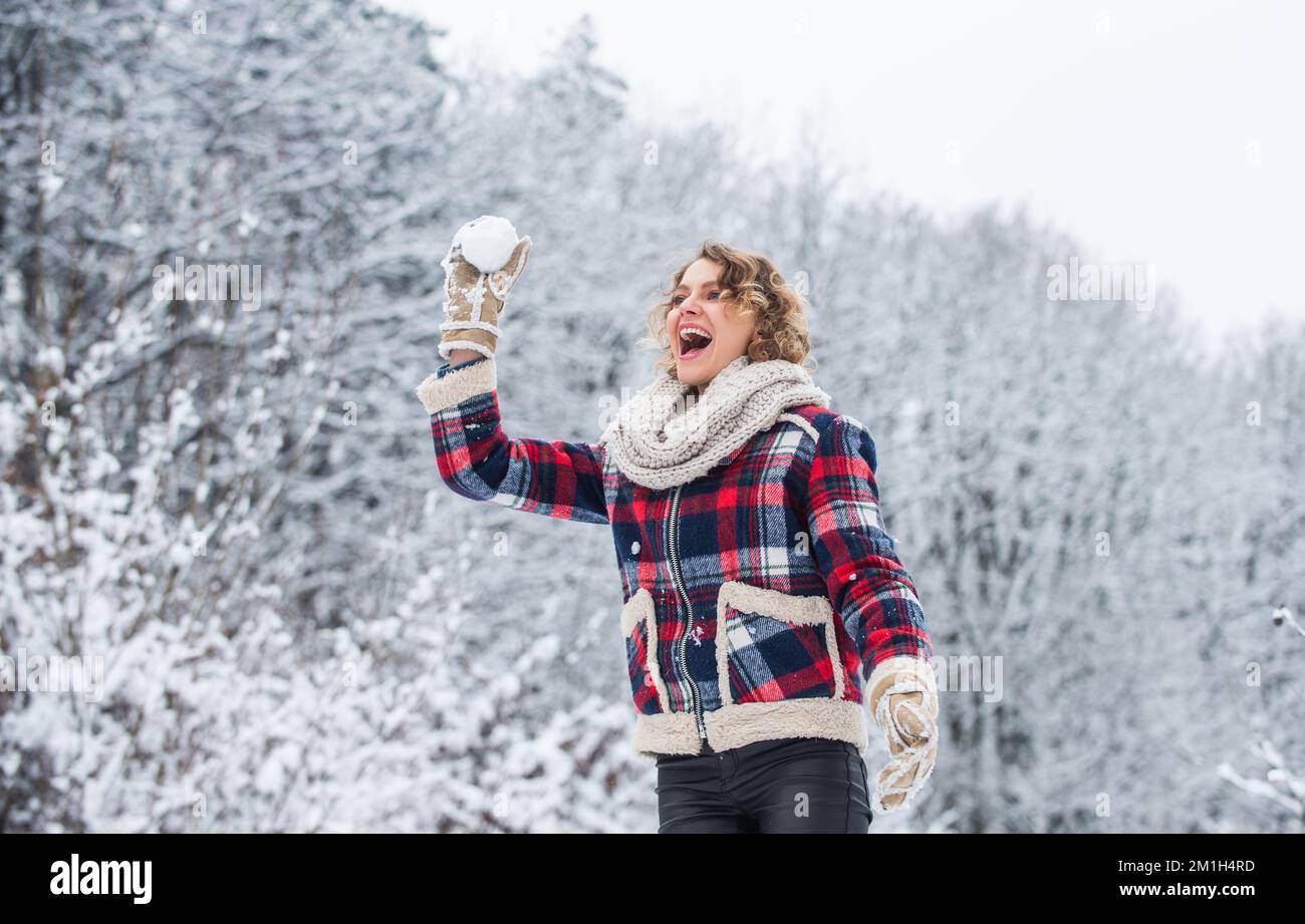 Felicidad. Divertirse con copos de nieve. Juegos de nieve. Snowman  edificio. Paisaje congelado. La nieve hace que todo al aire libre parezca  increíble. Bonita mujer cálida Fotografía de stock - Alamy