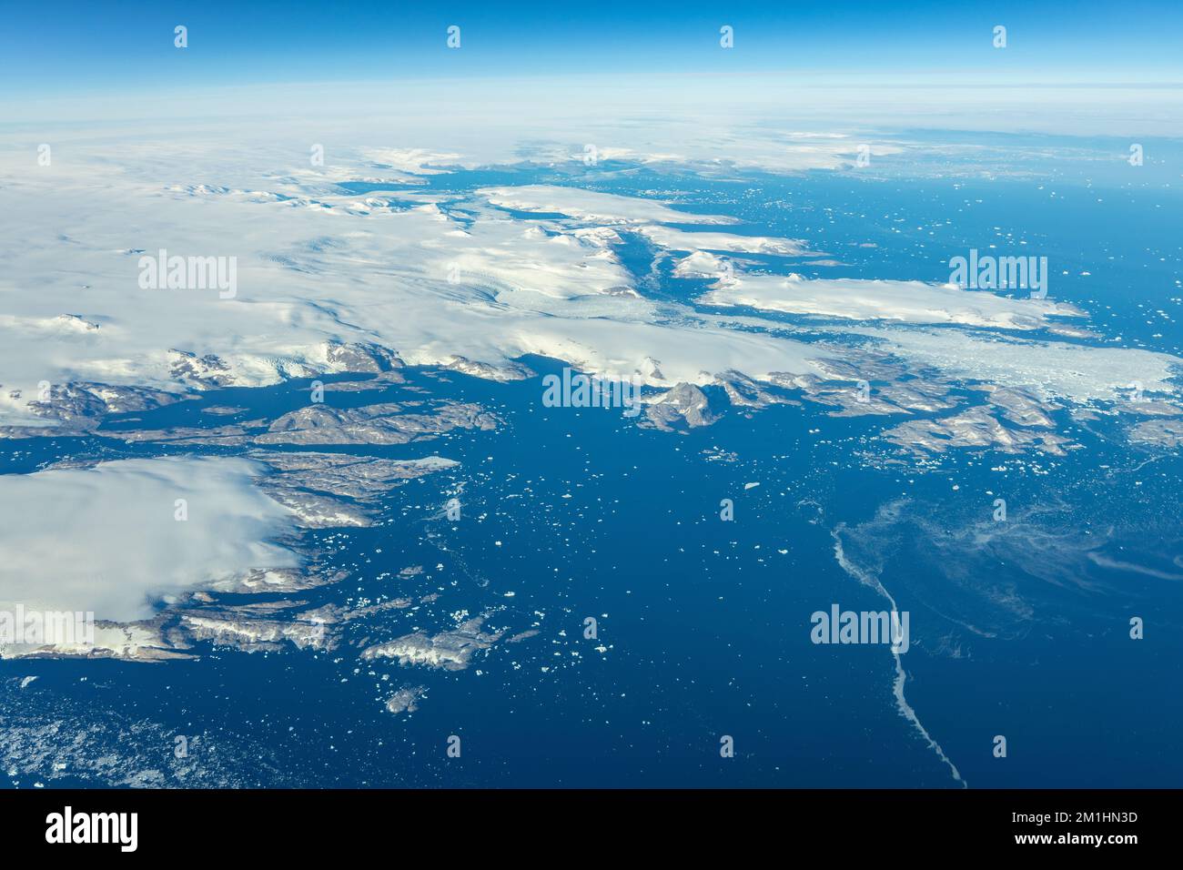 Vista aérea de la costa este de Groenlandia. Foto de stock
