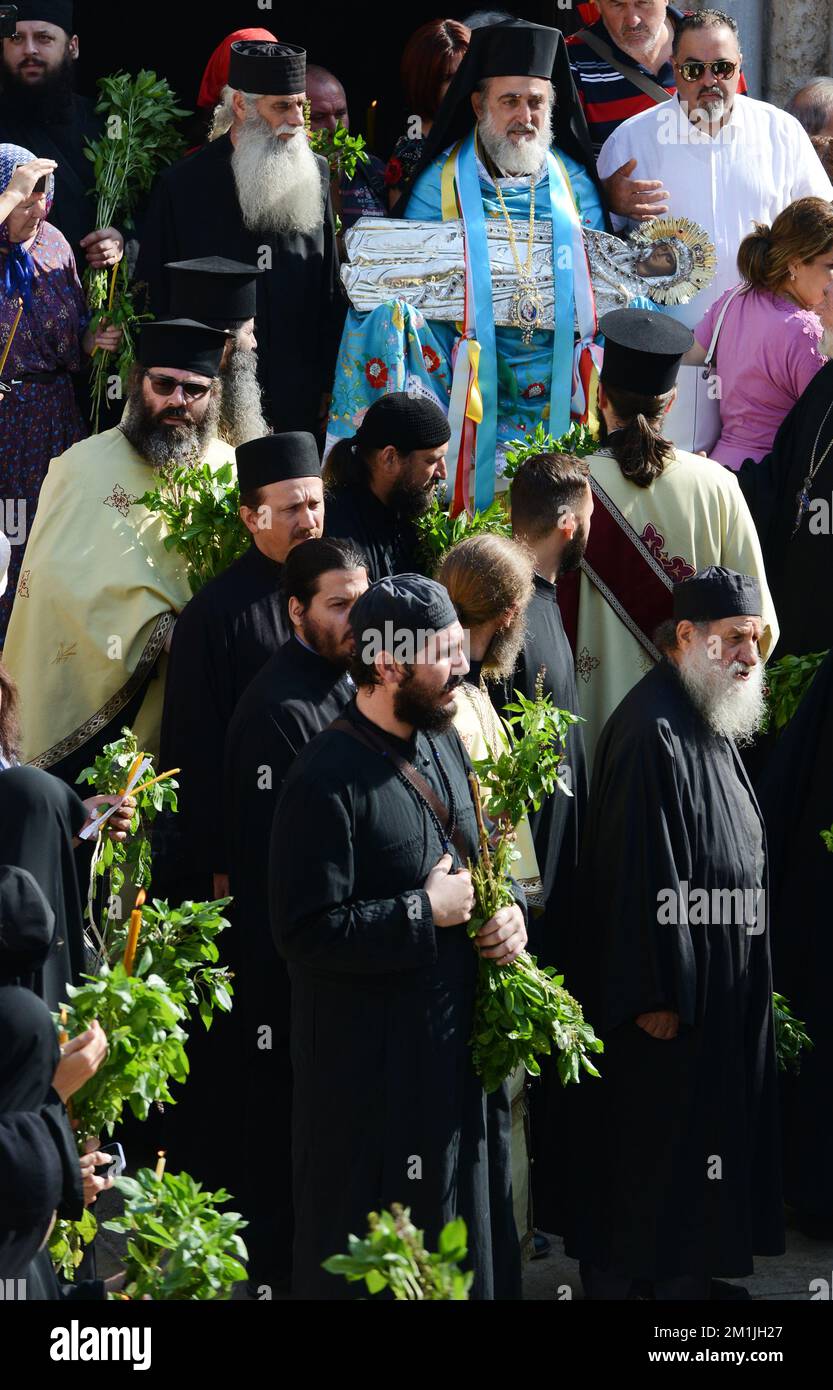 Un sacerdote ortodoxo griego llevando un