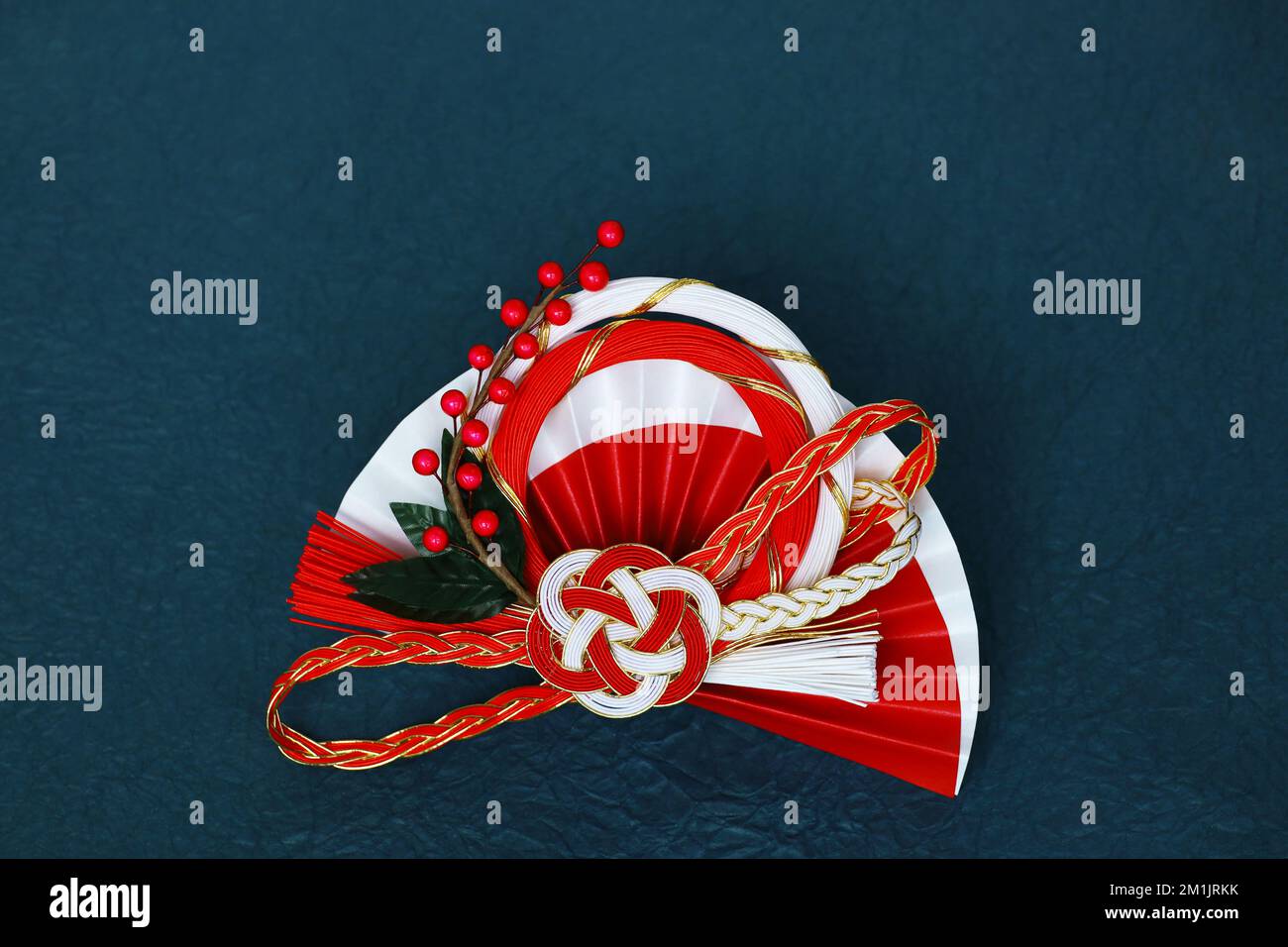 Still Life of Japanese New Year Decoraciones como material para las tarjetas de felicitación de Año Nuevo Foto de stock