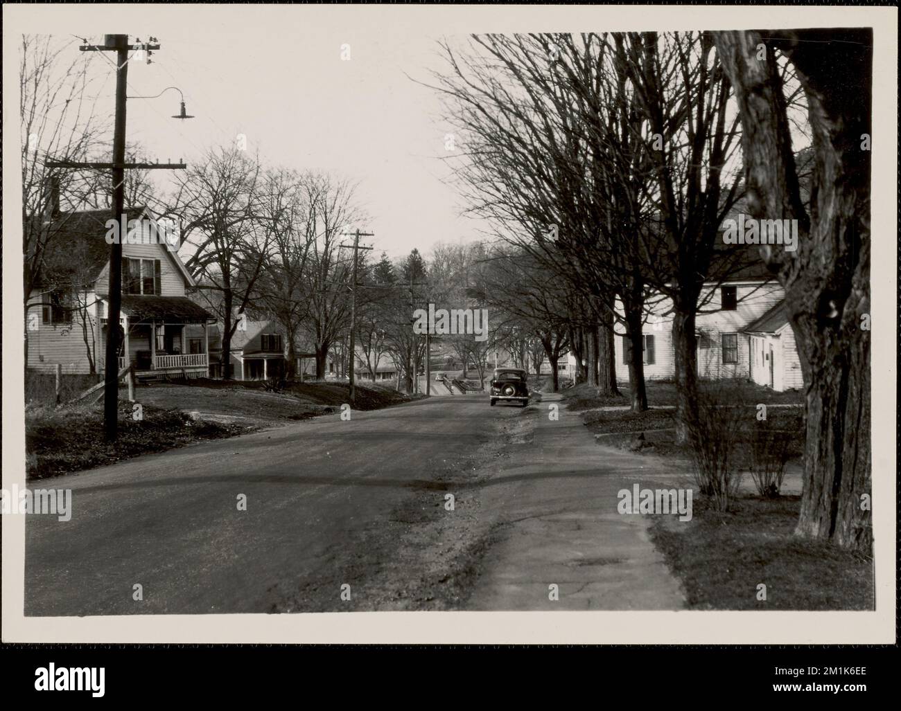 Acercándose al puente Enfield, Enfield, Massachusetts, ca. 1935 , obras sanitarias, estructuras de distribución de agua de embalses, bienes raíces, caminos, puentes viales, automóviles Foto de stock