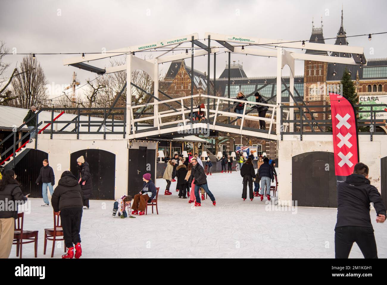 Ámsterdam, Países Bajos. 2022 de diciembre. La pista de patinaje sobre hielo de Museumplein en Ámsterdam. Fotografía de alta calidad Foto de stock