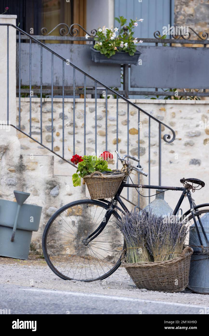 Bodegón con bicicleta en Provenza, Francia Fotografía de stock - Alamy