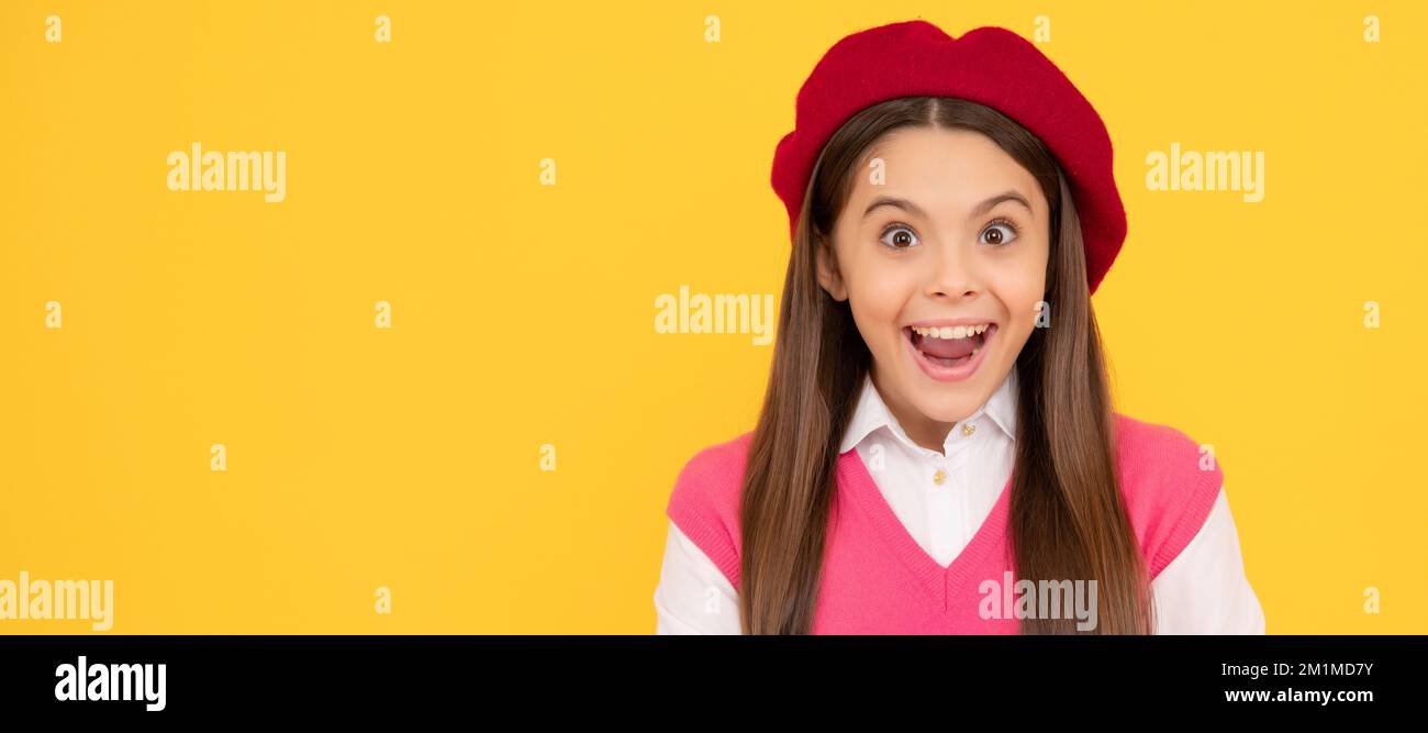 Niña pensativa en boina francesa acostada en el suelo, leyendo libro  Fotografía de stock - Alamy