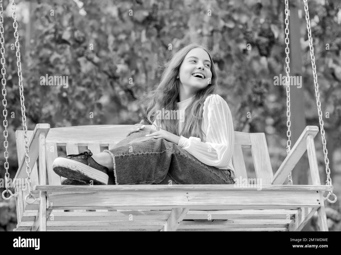 emociones positivas. niño feliz en el oscilación. niño que se balancea al aire libre. niña adolescente que se divierte Foto de stock