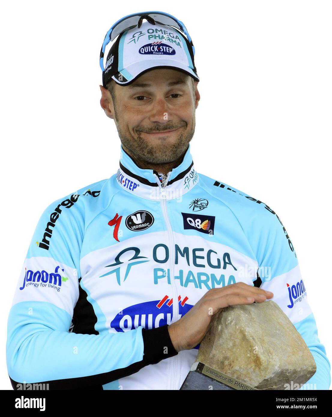 20120408 - ROUBAIX, FRANCIA: Belga Tom Boonen del equipo Omega Pharma - Quick Step celebra en el podio con un adoquín después de ganar, después de un solo de más de 52km, la carrera de ciclismo de un día París-Roubaix, a 257,5 km de París a Roubaix, domingo 08 de abril de 2012 en Francia. BELGA FOTO BENOIT DOPPAGNE Foto de stock