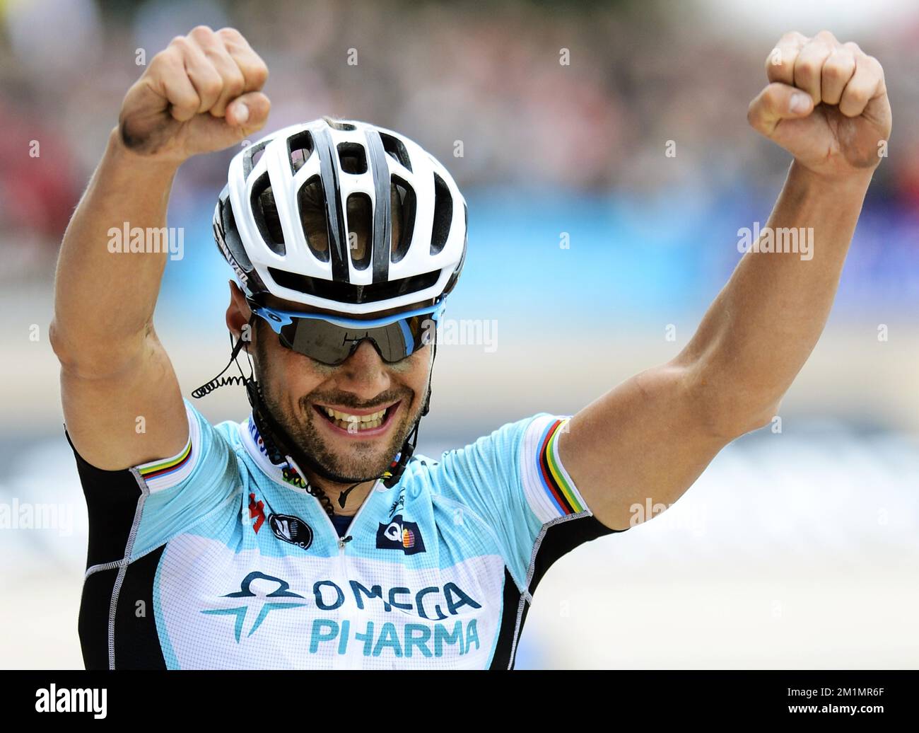 20120408 - ROUBAIX, FRANCIA: Belga Tom Boonen del equipo Omega Pharma - Quick Step celebra mientras cruza la línea de meta, después de un solo de más de 52km, para ganar la carrera de ciclismo de un día París-Roubaix, a 257,5 km de París a Roubaix, domingo 08 de abril de 2012 en Francia. BELGA FOTO BENOIT DOPPAGNE Foto de stock