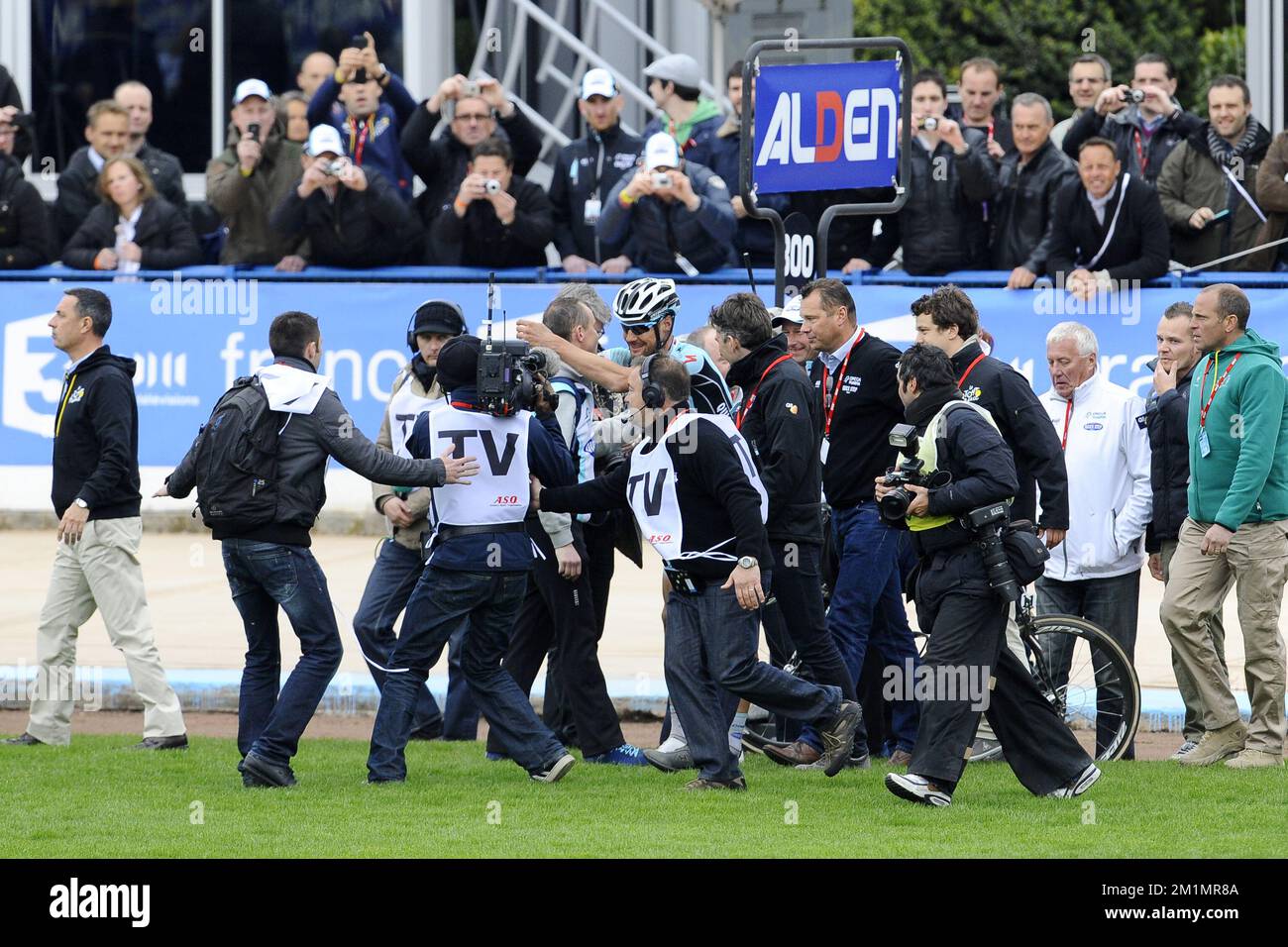 20120408 - ROUBAIX, FRANCIA: Belga Tom Boonen del equipo Omega Pharma - Paso rápido está rodeado de familia, amigos y la prensa después de que ganó, después de un solo de más de 52km, la carrera de ciclismo de un día París-Roubaix, a 257,5 km de París a Roubaix, domingo 08 de abril de 2012 en Francia. BELGA FOTO KRISTOF VAN ACCOM Foto de stock