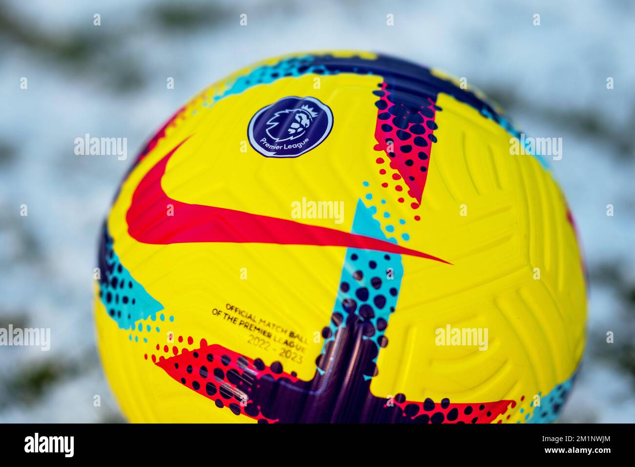 Balón Nike Flight Match Ball 2022/23 de la Premier League de alta visibilidad Foto de stock