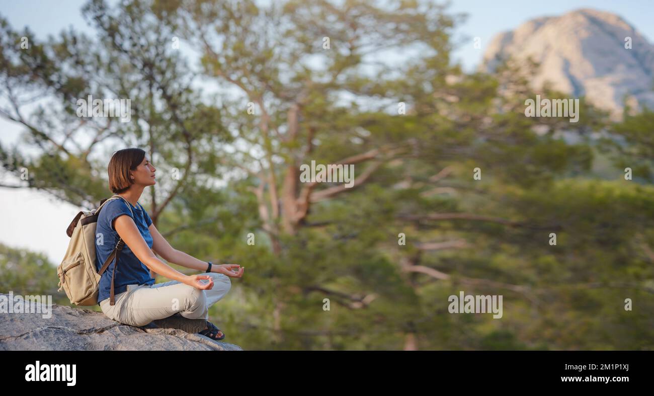 Mujer viajero caminando por las montañas camino Lycian en Turquía cerca de  Antalya. Mujer meditando yoga sola en las montañas al amanecer. concepto de  ra espiritual Fotografía de stock - Alamy