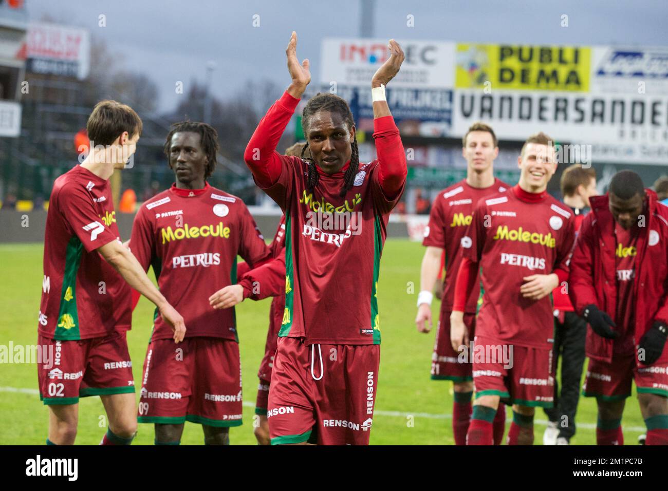 20121226 WAREGEM, BÉLGICA Habib Habibou de Essée celebra después de