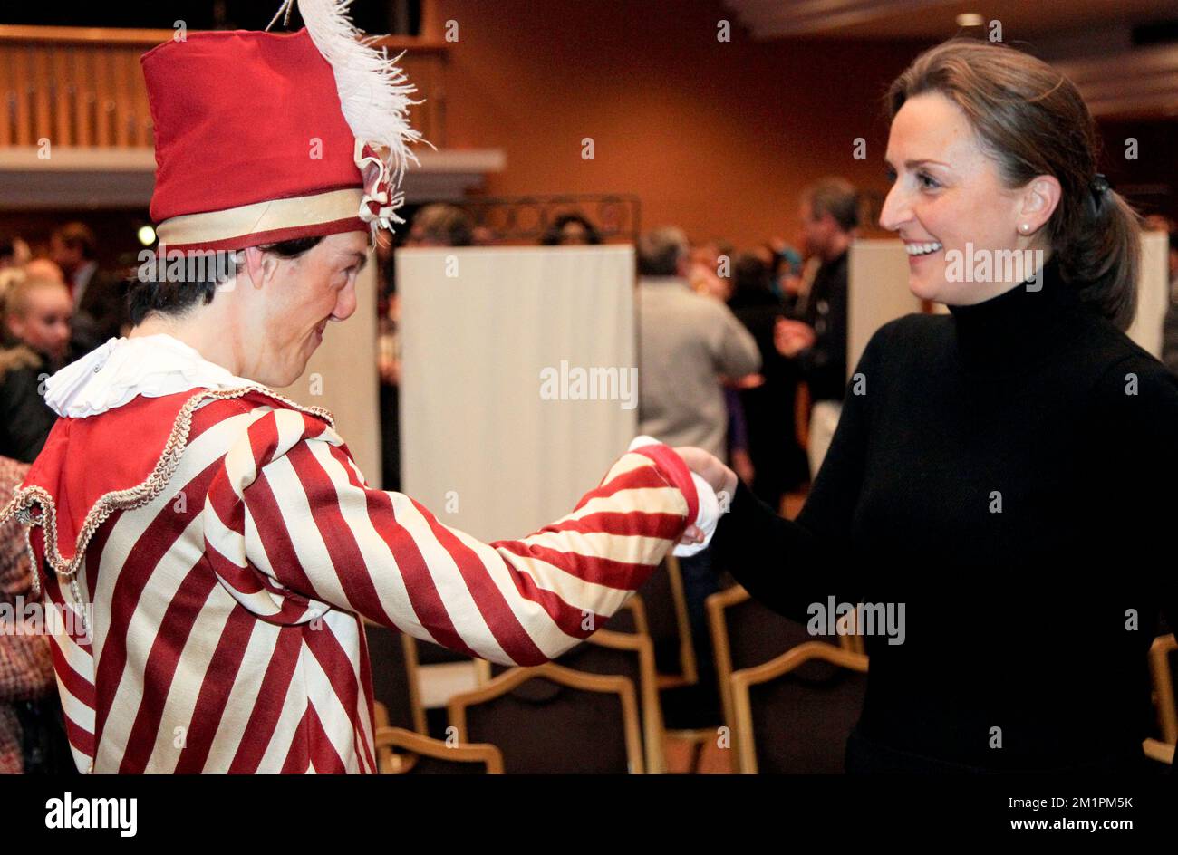 20130311 - GENVAL, BÉLGICA: La Princesa Claire de Bélgica (R) fotografiada después de la presentación de los resultados del proyecto de comedia musical Colombina por la organización L'enfant des etoiles en el Chateau du Lac en Genval, el lunes 11 de marzo de 2013. BELGA FOTO VIRGINIE LEFOUR Foto de stock