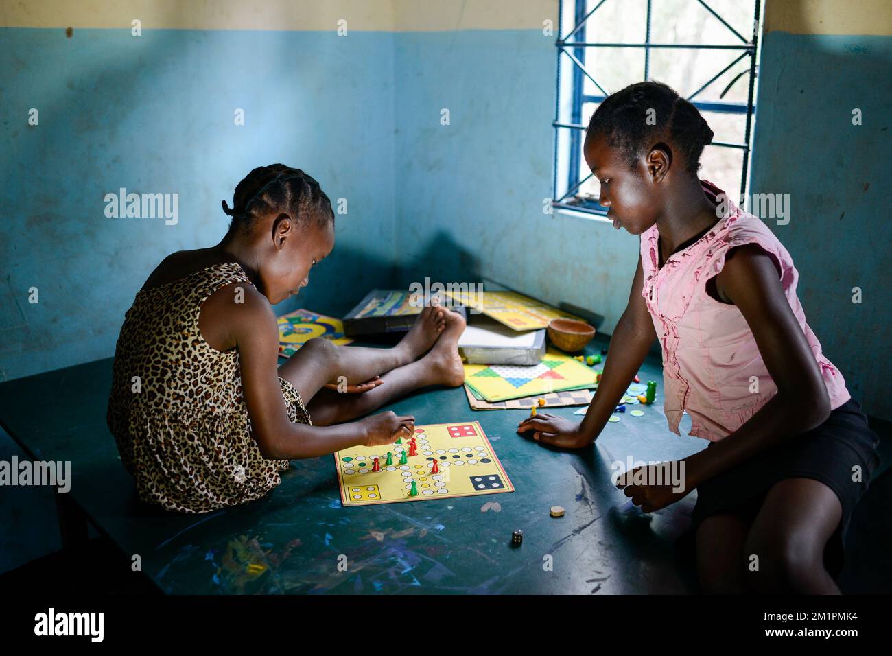 ZAMBIA, Sinazongwe, centro juvenil de la aldea, niños juegan Halma Foto de stock