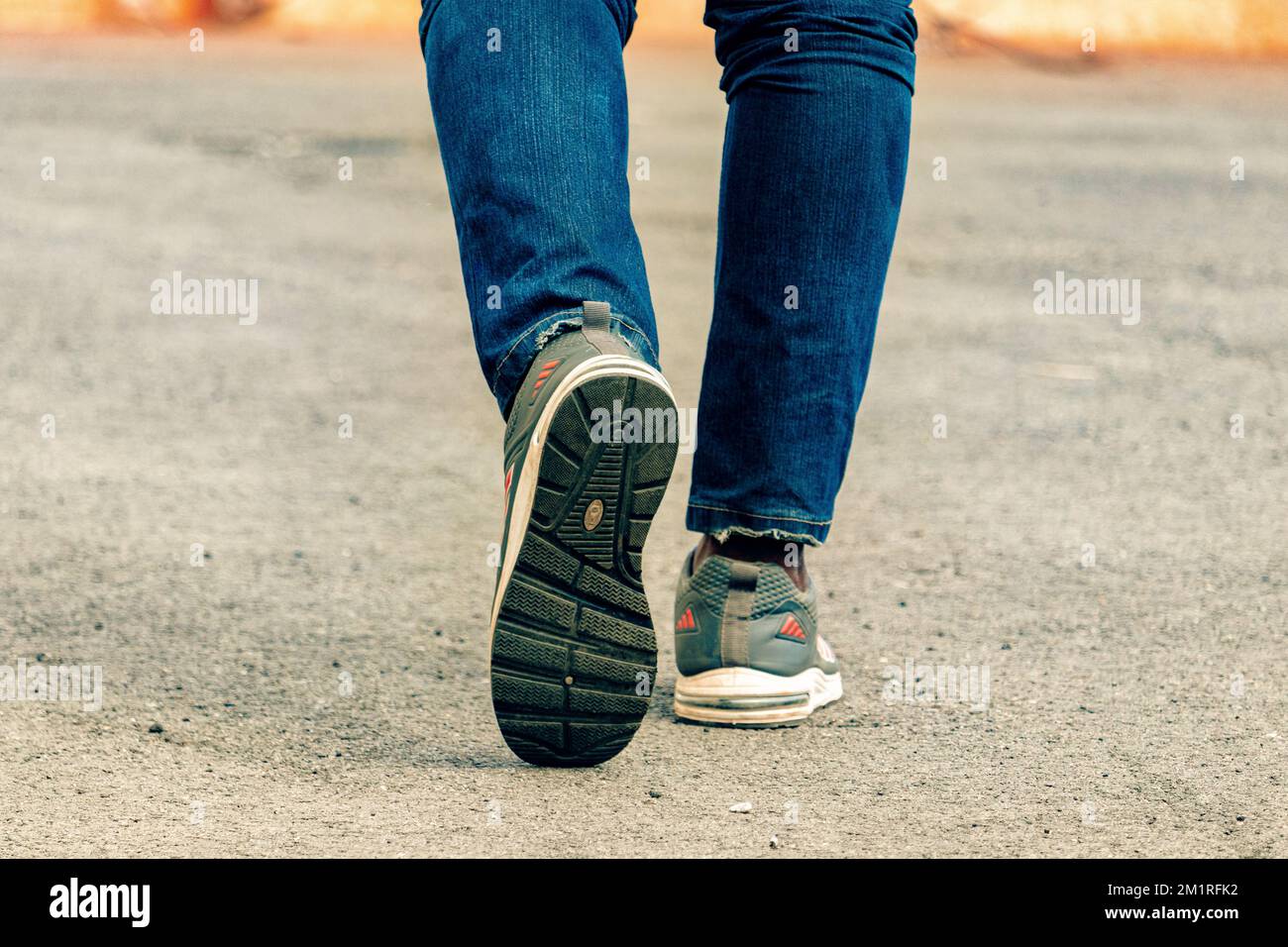 Primer plano de los zapatos de un hombre caminando Foto de stock