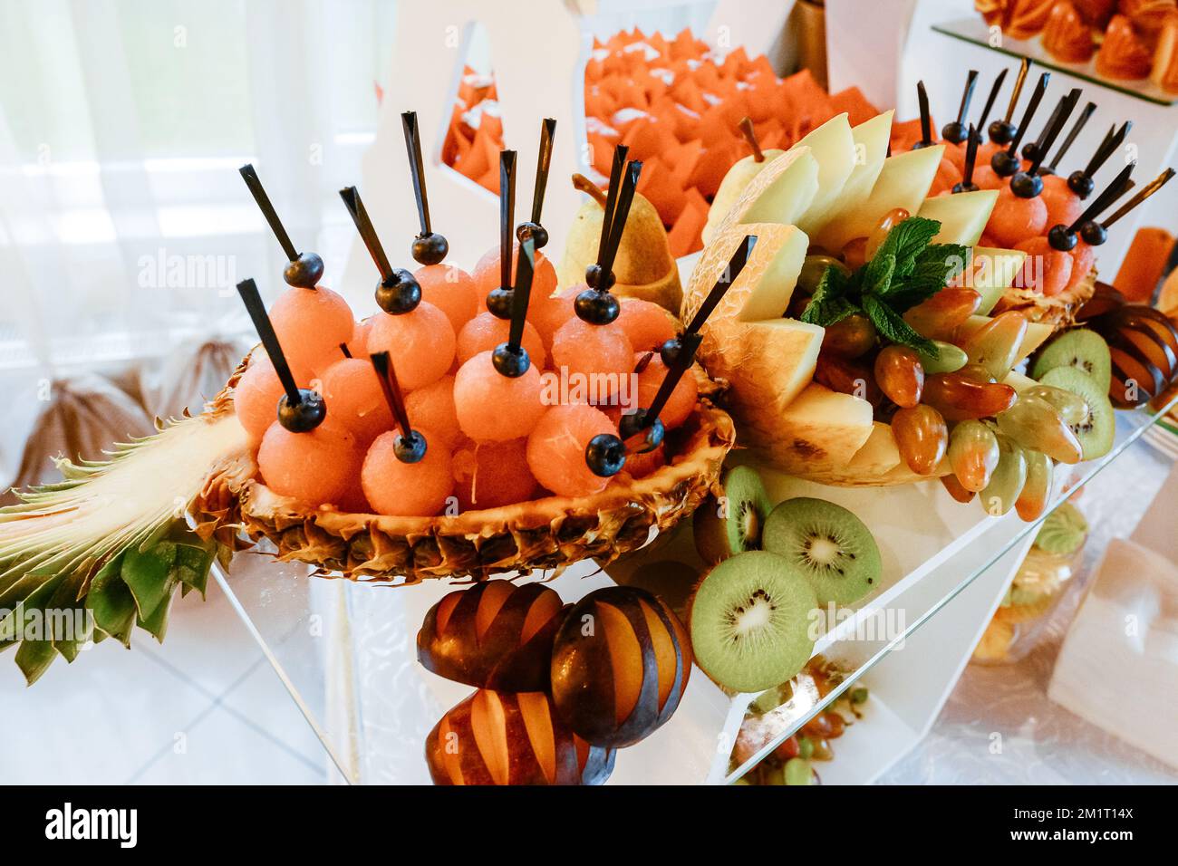 Exquisita mesa festiva con dulces y frutas Fotografía de stock - Alamy