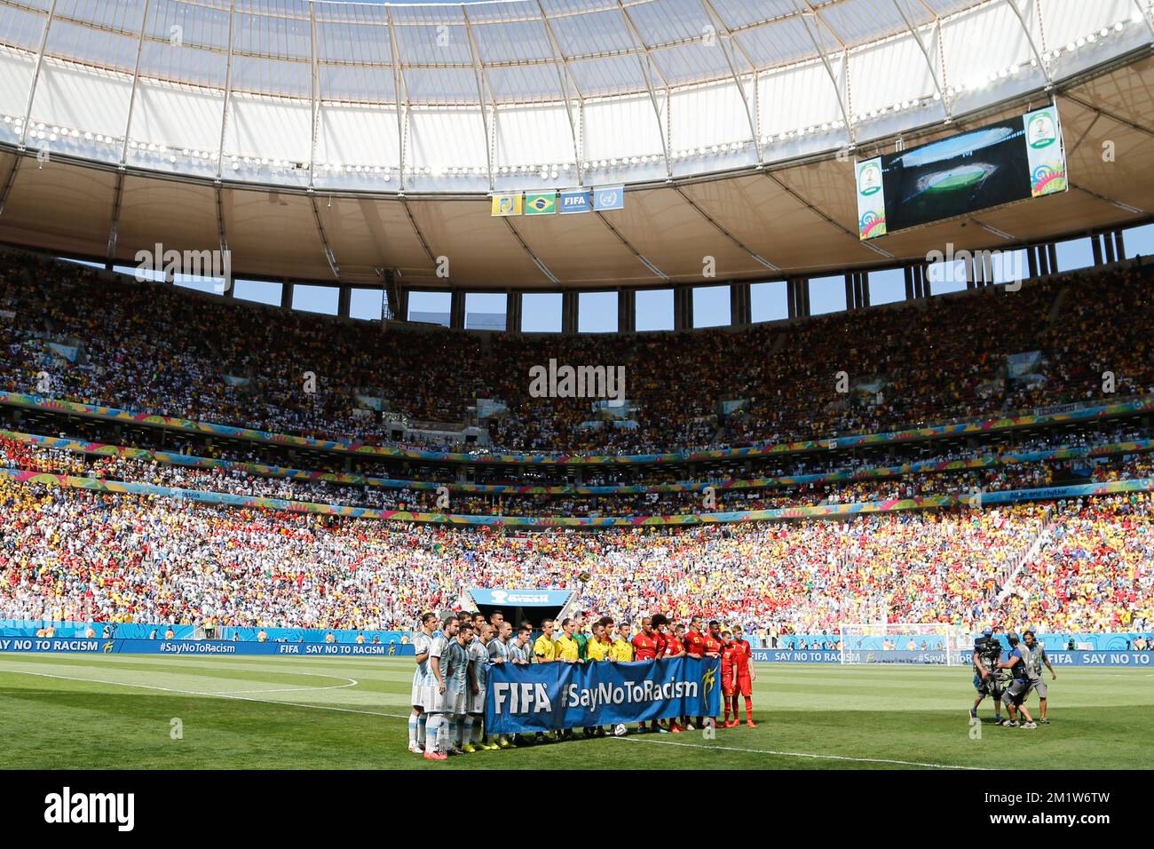 Los jugadores posan con la bandera de la FIFA 'Di NO al racismo' al inicio del partido de cuartos de final entre la selección nacional belga de fútbol Red Devils y Argentina, en el Estadio Nacional Mane Garrincha, en Brasilia, Brasil, durante la Copa Mundial de la FIFA 2014, el sábado 05 de julio de 2014. BELGA FOTO BRUNO FAHY Foto de stock