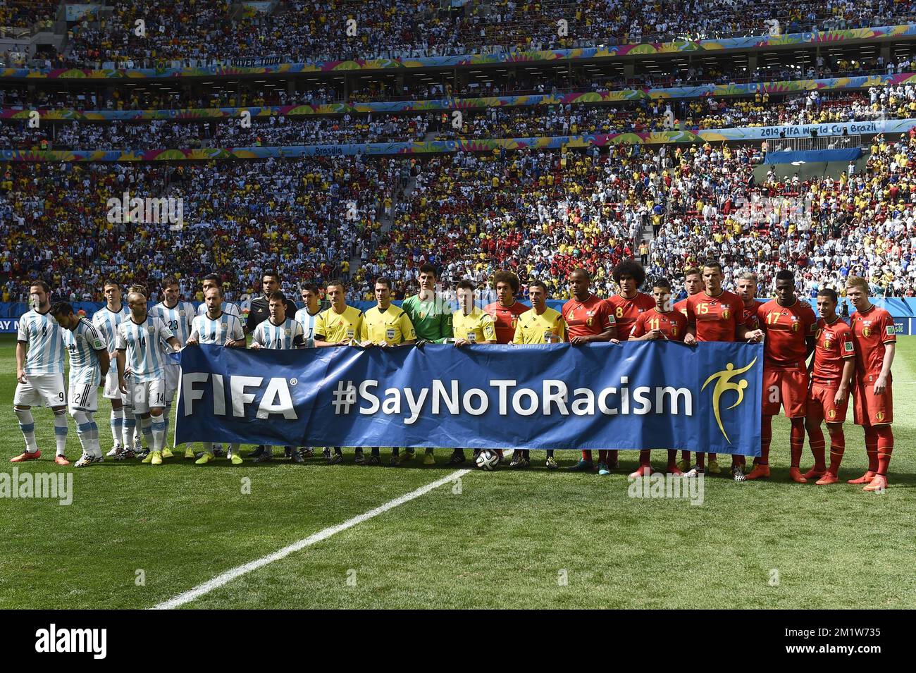 Los jugadores posan con la bandera de la FIFA 'Di NO al racismo' al inicio del partido de cuartos de final entre la selección nacional belga de fútbol Red Devils y Argentina, en el Estadio Nacional Mane Garrincha, en Brasilia, Brasil, durante la Copa Mundial de la FIFA 2014, el sábado 05 de julio de 2014. Foto de stock