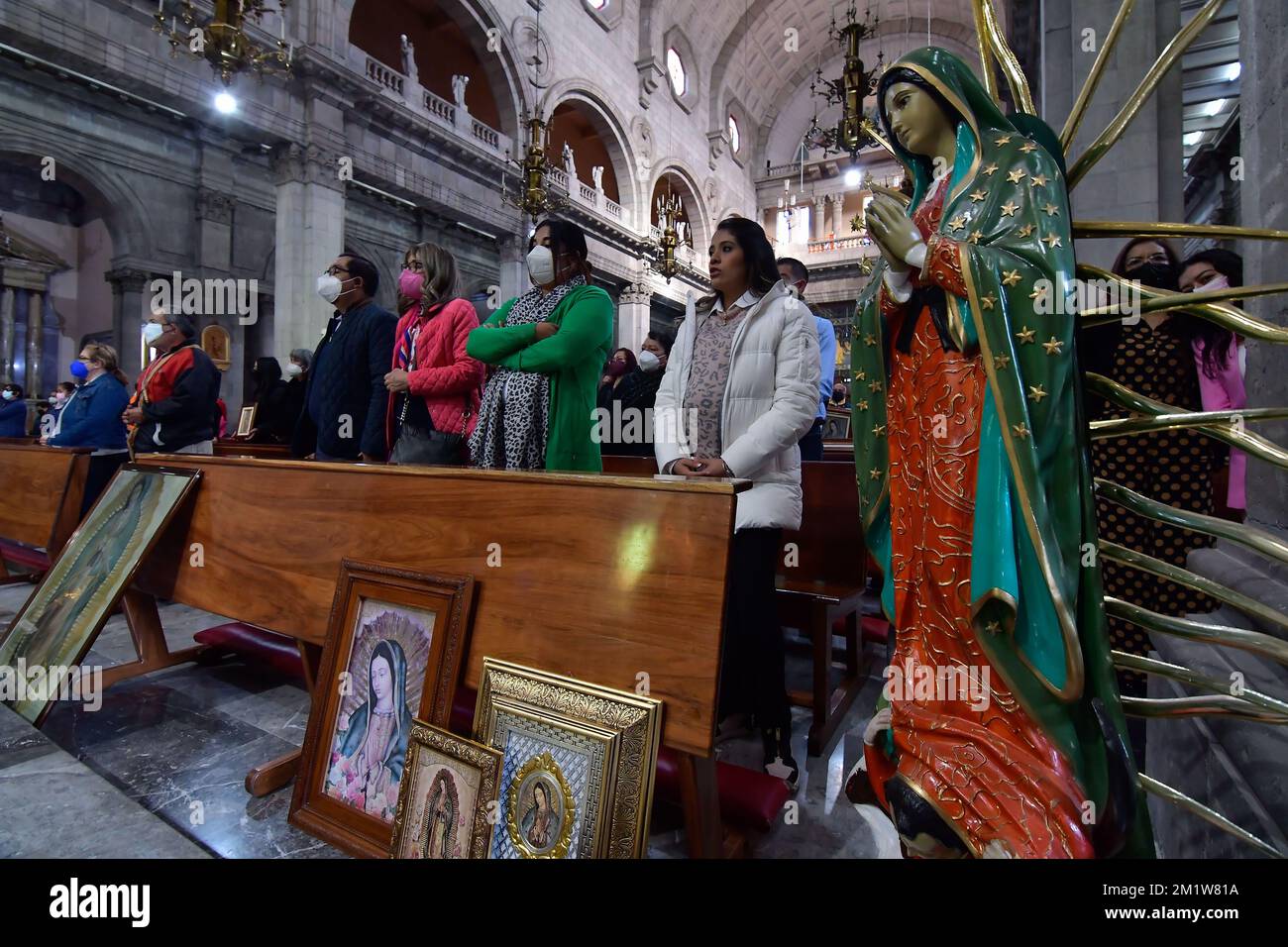 Diciembre 12 en Toluca, México : Fieles católicos acompañados por sus imágenes y esculturas de la Virgen de Guadalupe se reunieron en la Catedral de San José, donde escucharon la misa en Diciembre 12 en Toluca, México : Fieles católicos acompañados por sus imágenes y esculturas de la Virgen de Guadalupe se reunieron en la Catedral de San José, donde escucharon la misa en
