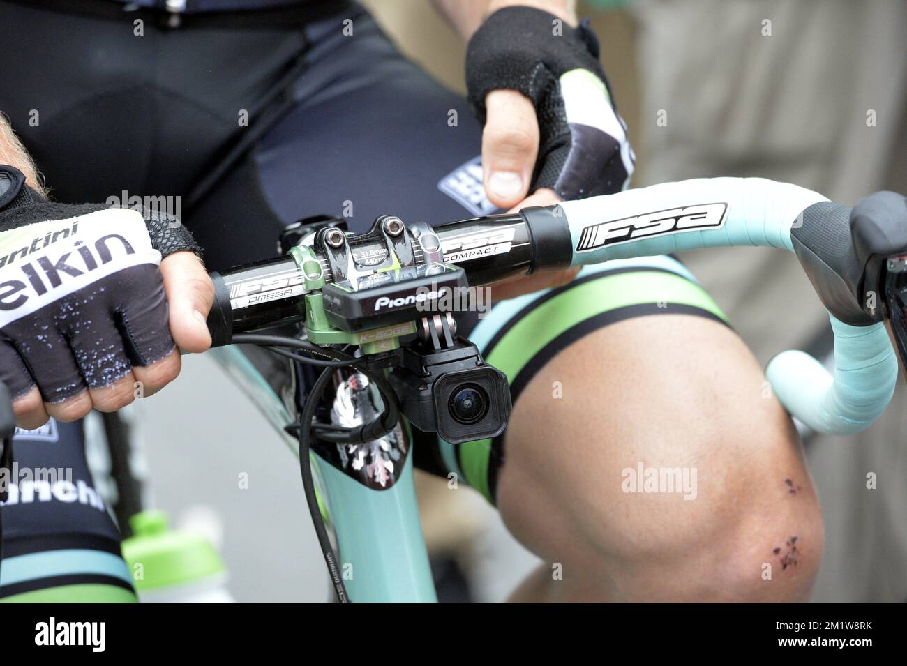La ilustración muestra una cámara incrustada en la bicicleta de Dutch Lars  Boom del equipo de ciclismo Belkin Pro al inicio de la etapa 7 de la 101st  ª edición de la