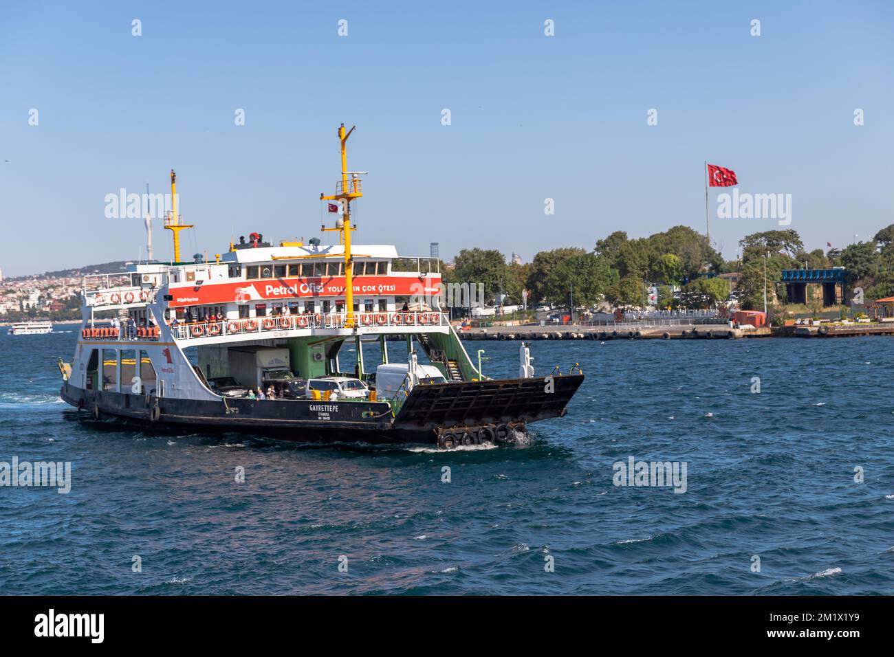 estambul - turquía - Agosto 16 2021 : Transporte marítimo de estambul junto con coches , Foto de stock