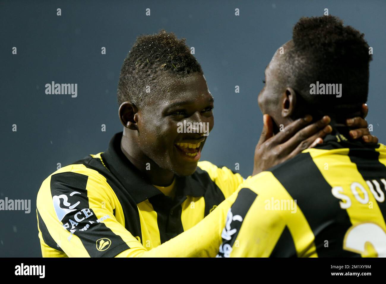 20150426 - LIER, BÉLGICA: Hamari Traore de Lierse y Diomande Baba de Souleymane de Lierse celebran después de marcar durante el partido de la Jupiler Pro League entre Lierse y Cercle Brugge, el domingo 26 de abril de 2015 en Lier, el cuarto día del Play-off 3. BELGA FOTO KRISTOF VAN ACCOM Foto de stock