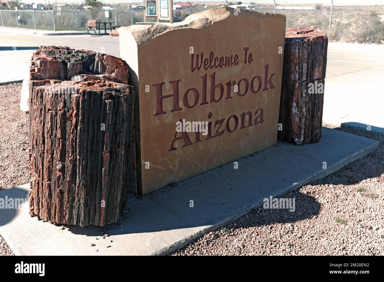 Un cartel da la bienvenida a los visitantes de Holbrook, Arizona, a lo largo de la Ruta 66 en el desierto suroeste. Foto de stock