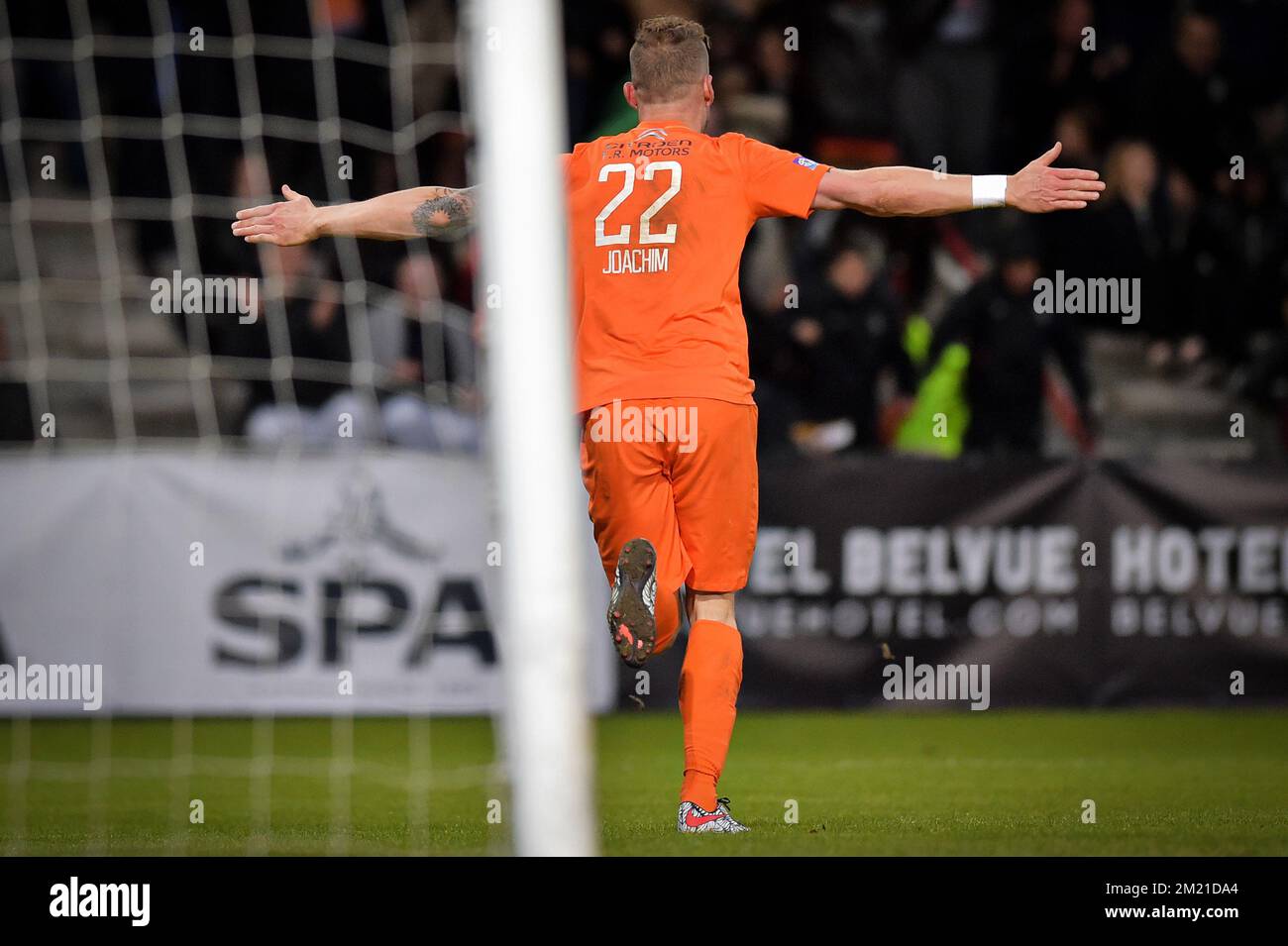 Aurelien de Star, celebra después de marcar durante el partido entre Bruxelles Patro Eisden Maasmechelen, último partido en la Liga Proximus, campeonato belga de fútbol de segunda división,