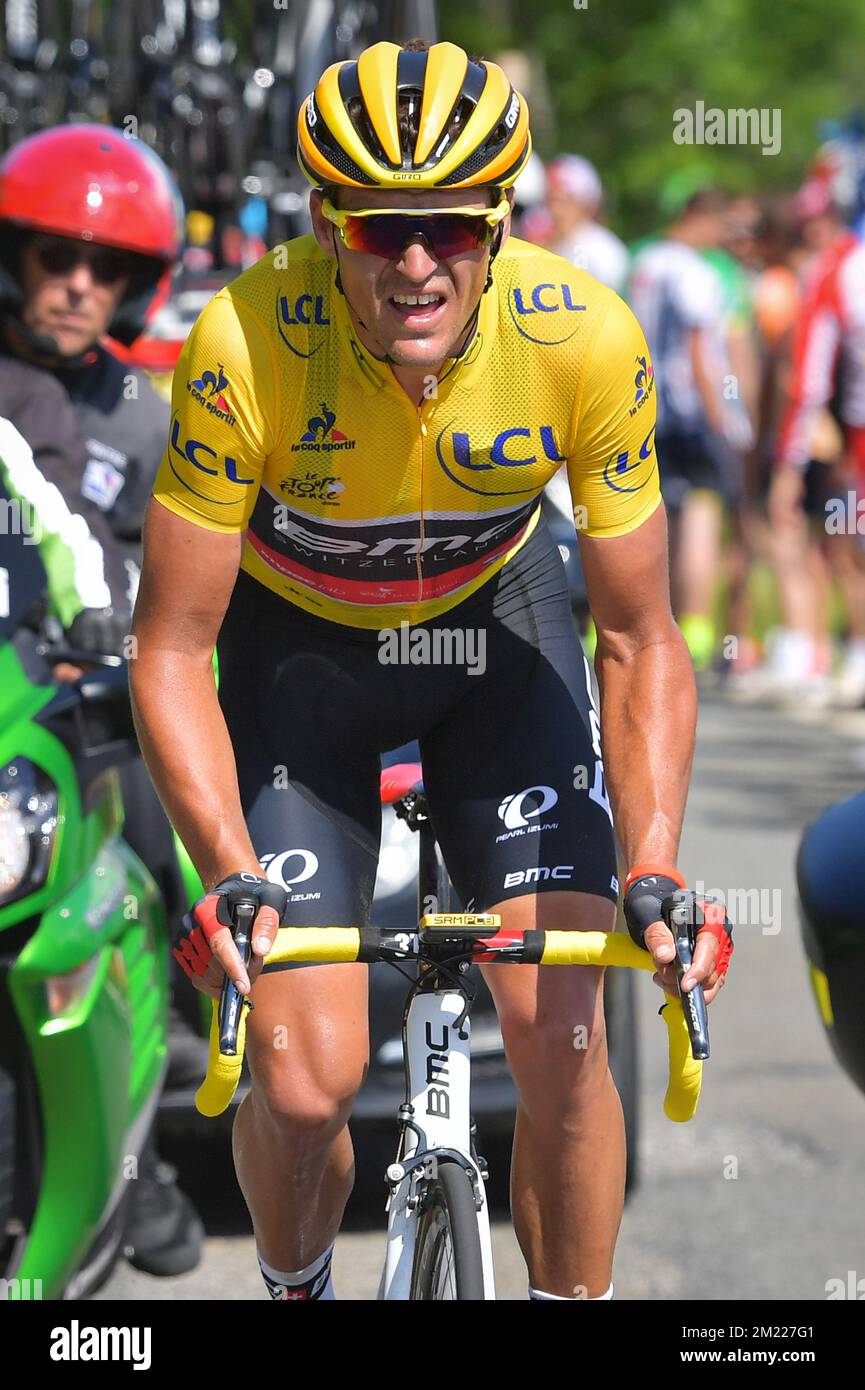 El belga Greg Van Avermaet de BMC Racing Team lleva la camiseta amarilla de  líder en el ranking general representado en acción en el Col D'Aspin  durante la séptima etapa de la