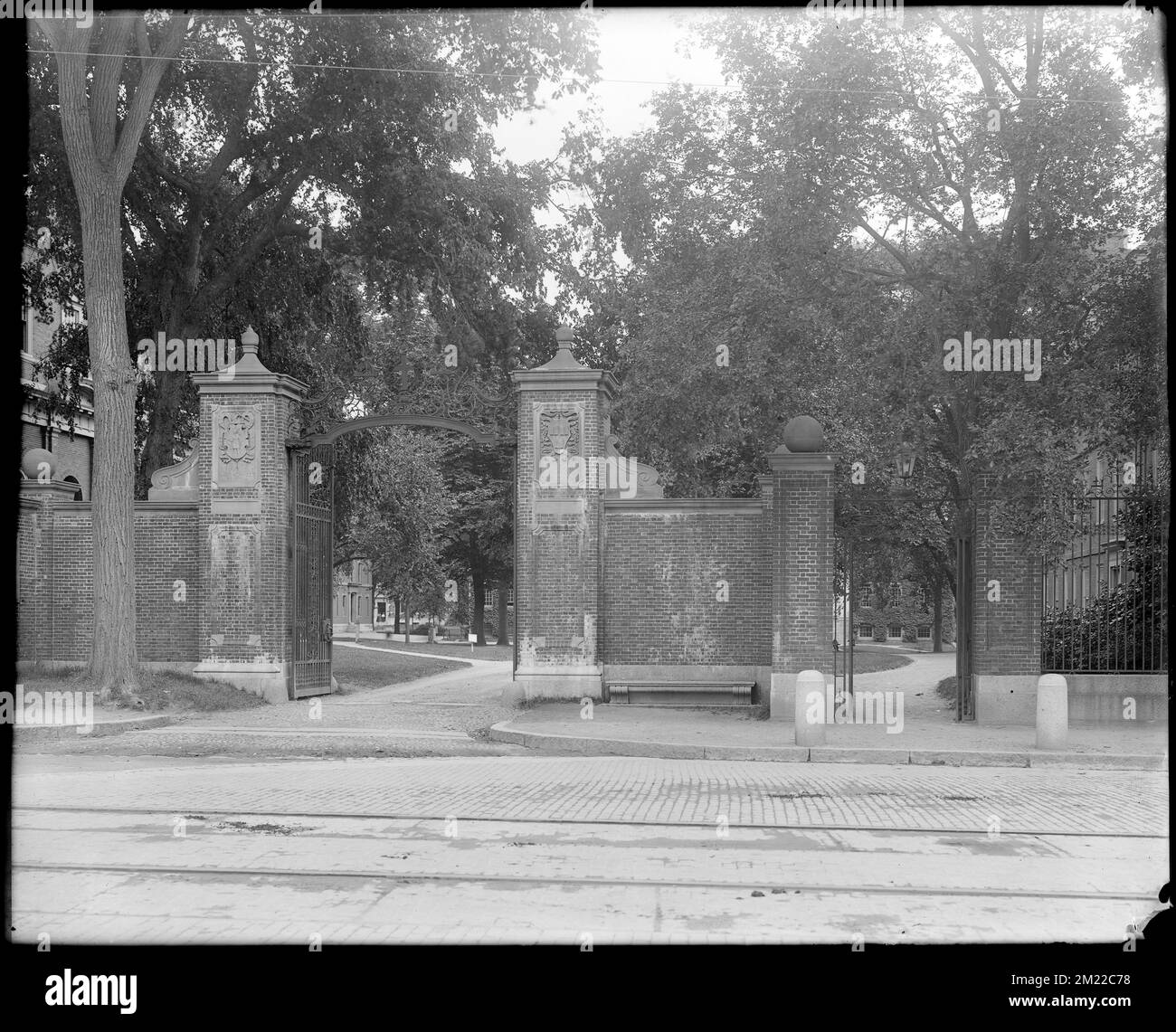 Cambridge, Universidad de Harvard, detalle exterior, puerta de enlace, Universidades y colegios, Gates, Universidad de Harvard. Frank Cousins - Colección de Negativos de Plato de Cristal Foto de stock