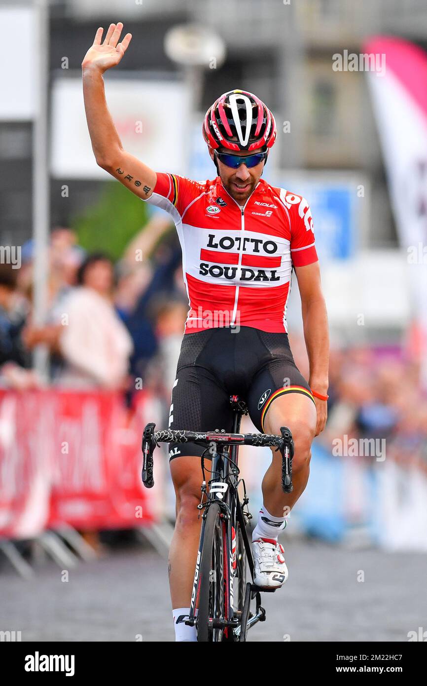 El belga Thomas De Gendt de Lotto Soudal celebra su paso por la línea de meta para ganar la 8th edición de la carrera ciclista 'Natourcriterium' en viernes 29 de julio