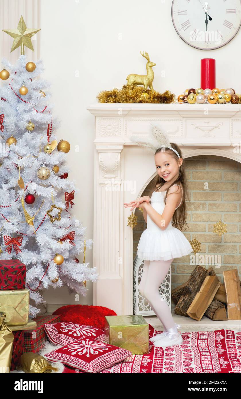 Niña en el vestido de disfraz de hada pixi con orejas de rabbita posando al  lado del árbol de Navidad. Concepto de espera y celebración de X-Mass y Año  Nuevo. Ho Fotografía