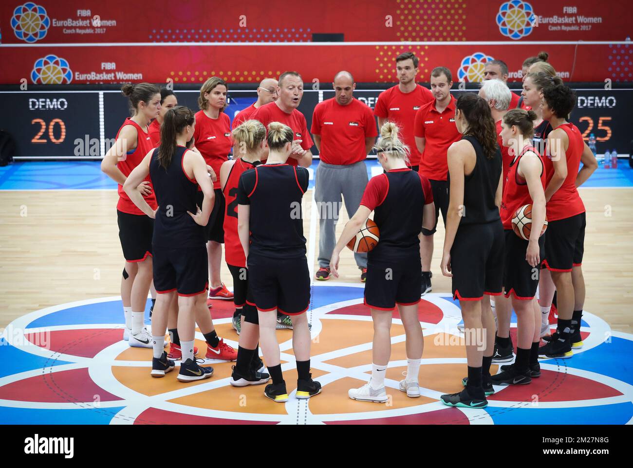 Philip Mestdagh, entrenador de los gatos belgas, hace gestos durante una  formación previa a la FIBA Eurobasket Women 2017, el jueves 15 de junio de  2017, en Praga, República Checa. Los gatos