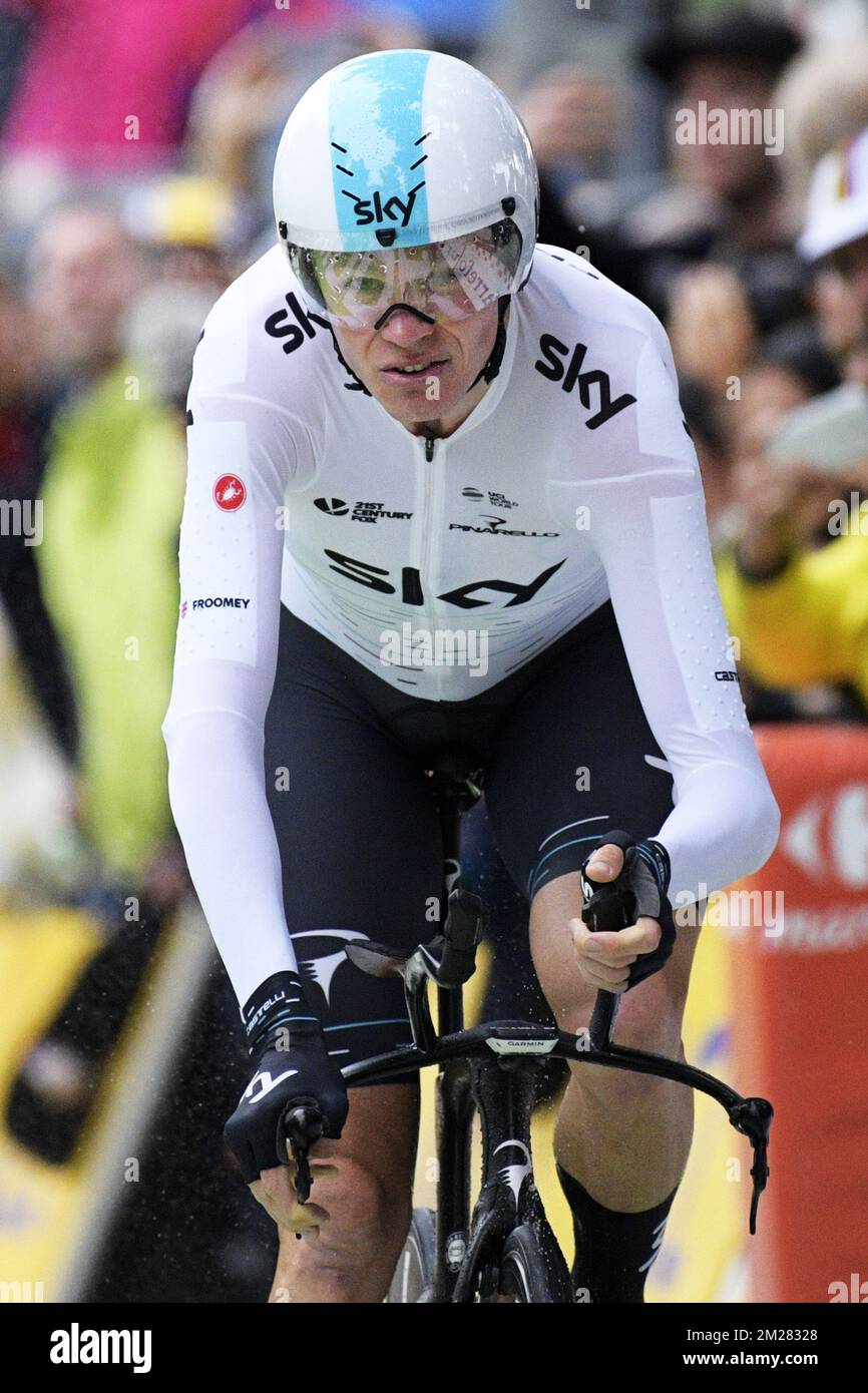 El británico Chris Froome de Team Sky se muestra en acción durante la primera etapa la de 104rth de la carrera ciclista Tour de France, una prueba de tiempo individual