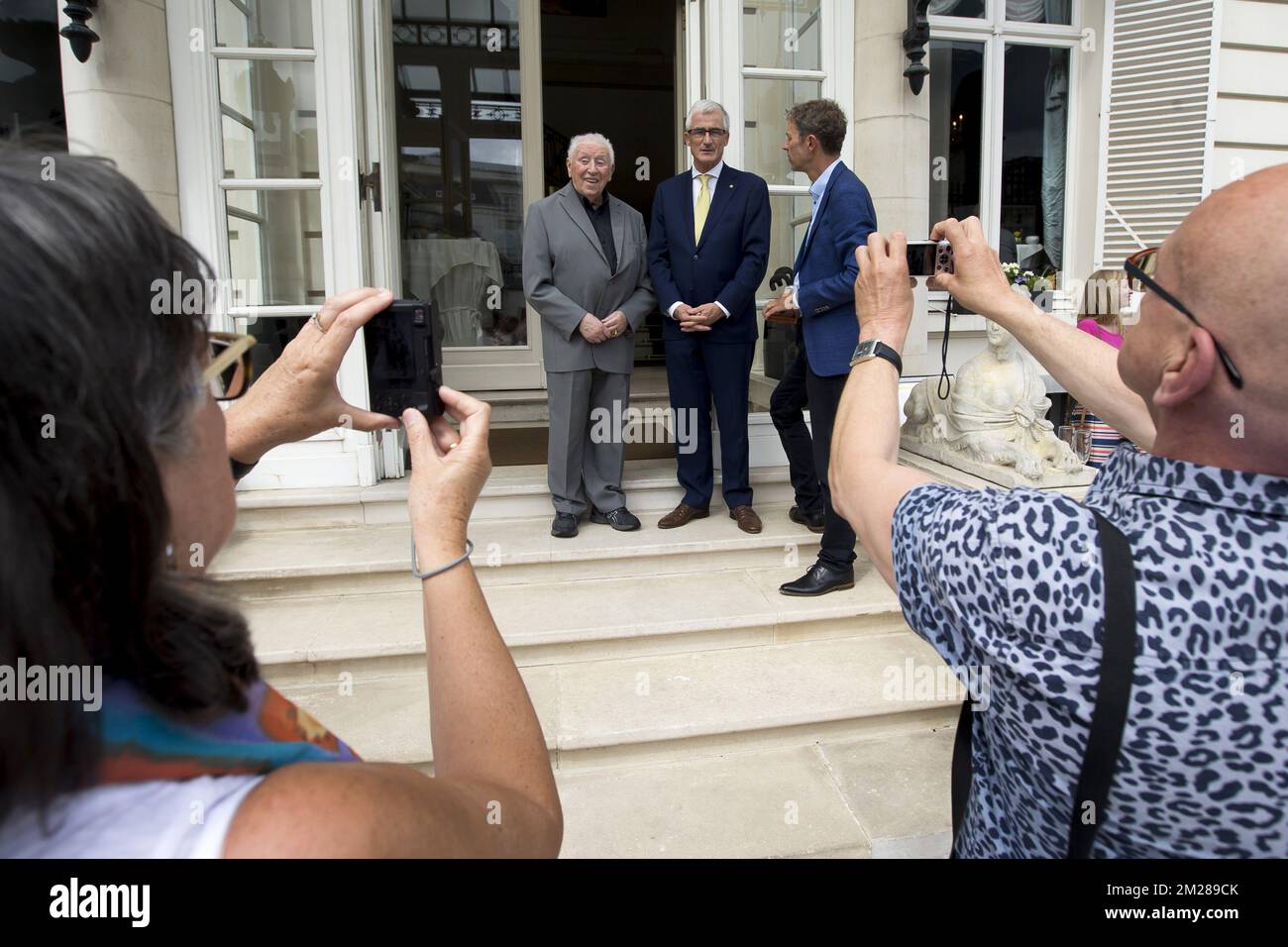 Werner Ferdinande 'Will Ferdy', el ministro-presidente flamenco Geert  Bourgeois y Frank Deboosere fotografiados durante la ceremonia de entrega  de los premios de la comunidad flamenca durante las celebraciones con  motivo de la