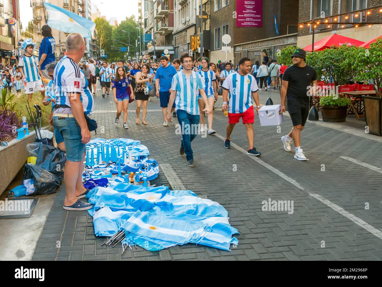 Vendedor callejero en la Avenida Corrientes, Buenos Aires, Argentina vende banderas argentinas, camisetas de equipos y otros artículos durante la Copa Mundial de la FIFA 2022 Foto de stock