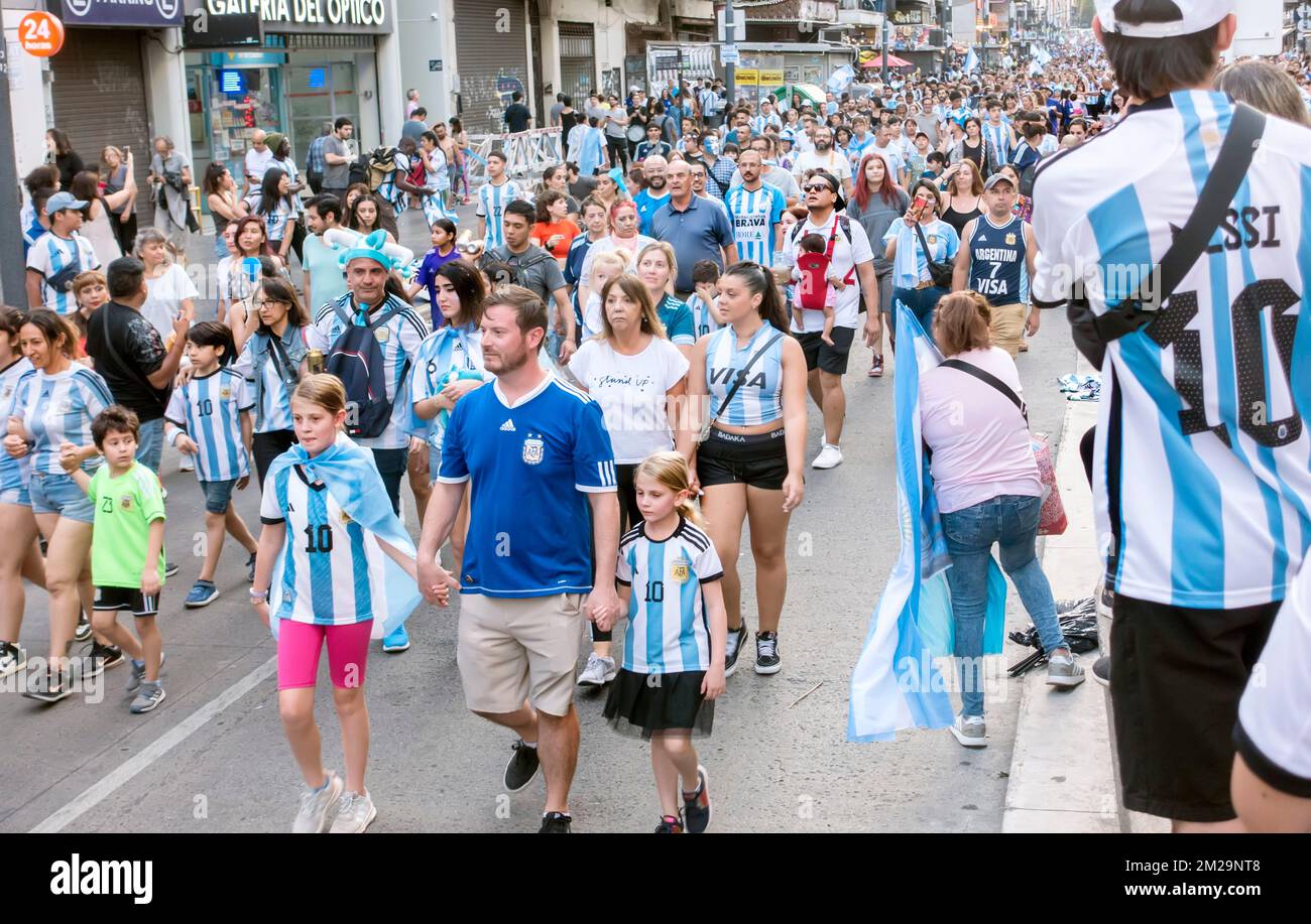 Los aficionados argentinos a fútbol Avenida Corrientes, Buenos Aires, Argentina celebran que su equipo nacional llegue a la final de la Copa Mundial de la FIFA 2022 Foto de stock