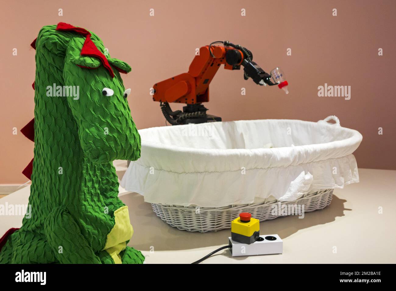 Macho y hembra de los robots de Lego de pie con un corazón como telón de  fondo el intercambio de tarjetas de San Valentín 'Be Mine' Fotografía de  stock - Alamy