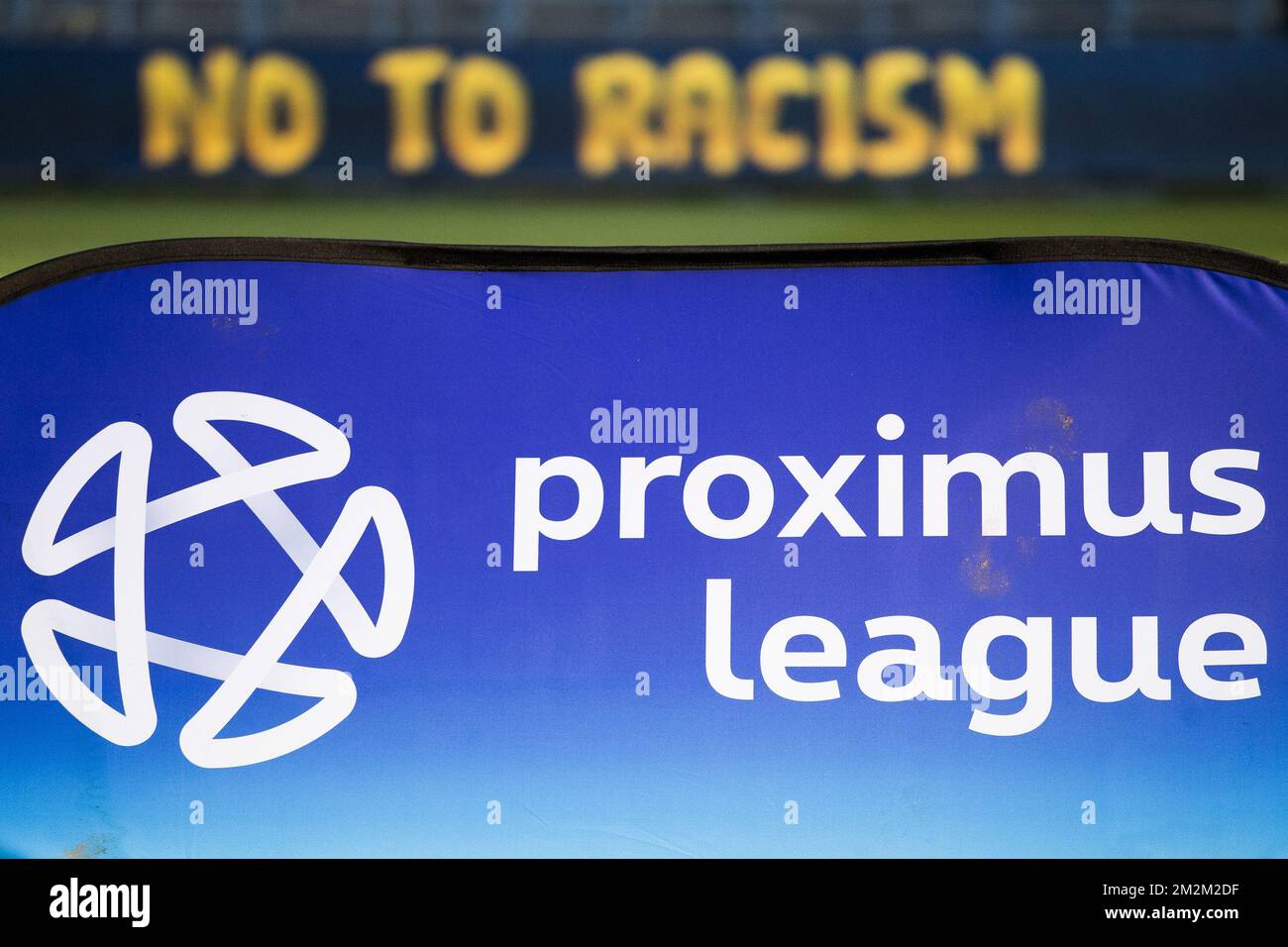 La ilustración muestra el logotipo de la 'Liga Proximus' con la mención del 'NO al racismo' durante un partido de fútbol entre la Unión Saint-Gilloise y Lommel, en Bruselas, el domingo 04 de noviembre de 2018, el día 13th de la división 1B de la 'Liga Proximus' del campeonato belga de fútbol. BELGA FOTO LAURIE DIEFEMBACQ Foto de stock