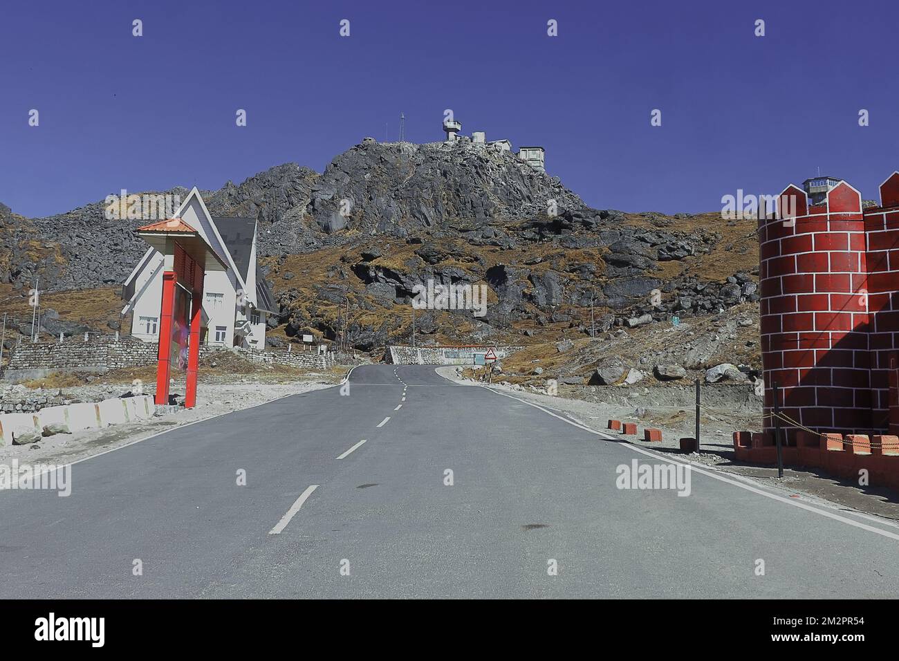carretera fronteriza estratégica para desarrollar infraestructura a lo largo de la frontera con india sino (frontera con china india). línea de control real en nathu la pass, sikkim Foto de stock