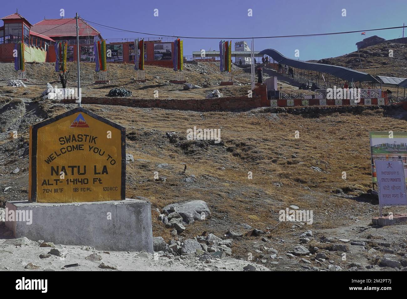 frontera internacional y línea de control real entre india y china en nathu la pass, el feroz campo de batalla de 1967 se convierte en un destino turístico popular Foto de stock