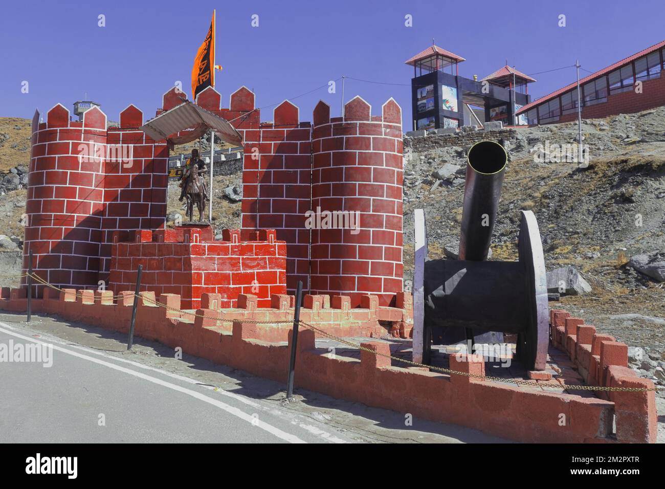 frontera internacional y línea de control real entre india y china en nathu la pass, el feroz campo de batalla de 1967 se convierte en un destino turístico popular Foto de stock