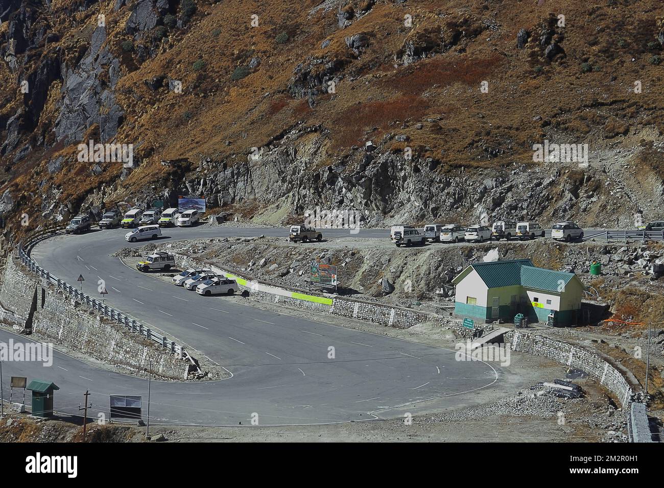 carretera fronteriza estratégica para desarrollar infraestructura a lo largo de la frontera con india sino (frontera con china india). línea de control real en nathu la pass, sikkim Foto de stock