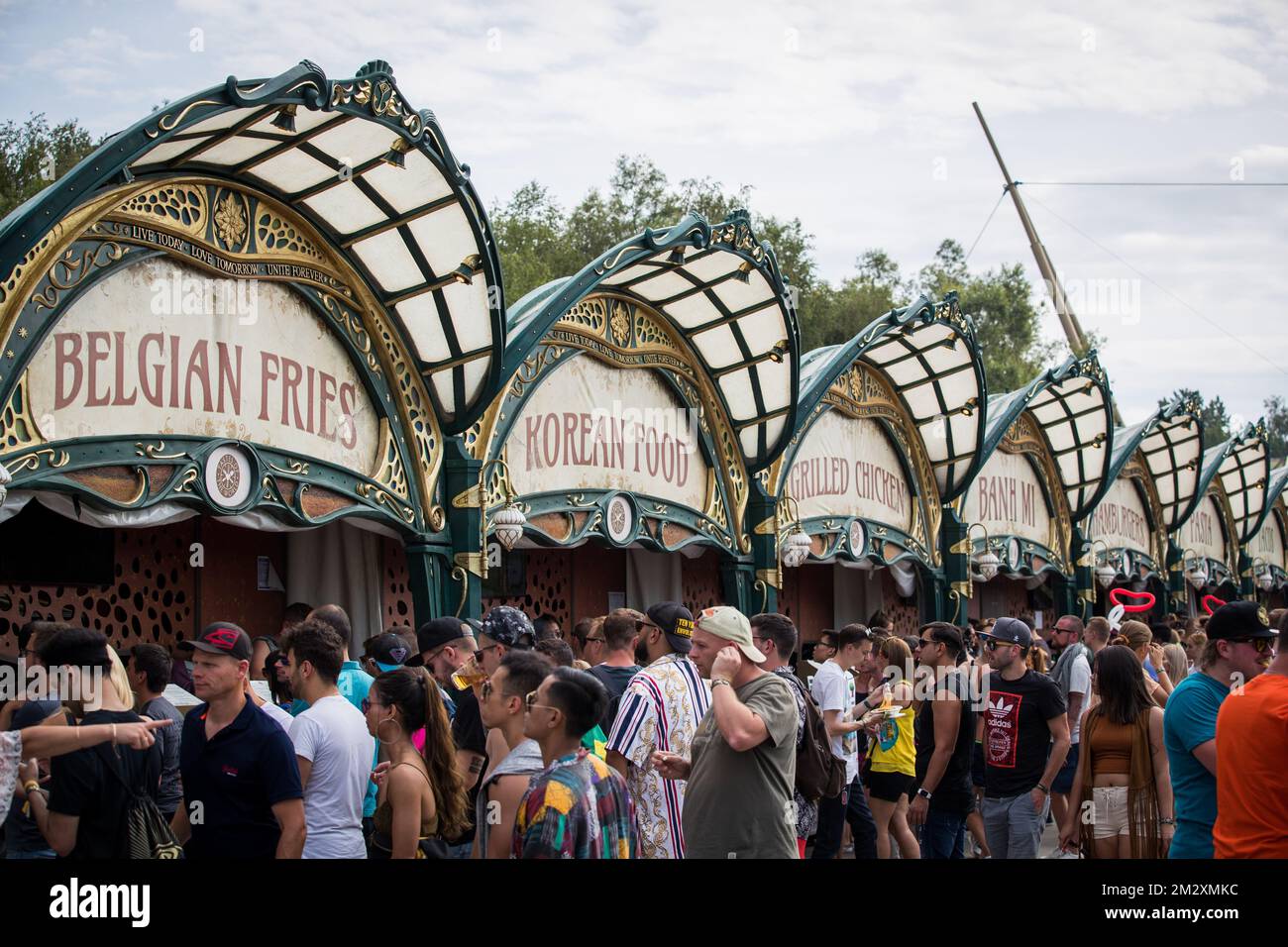 Imagen general de las decoraciones de la zona de alimentación fotografiada  durante el primer día del festival de música de Tomorrowland, viernes 19 de  julio de 2019. La 15th edición del festival