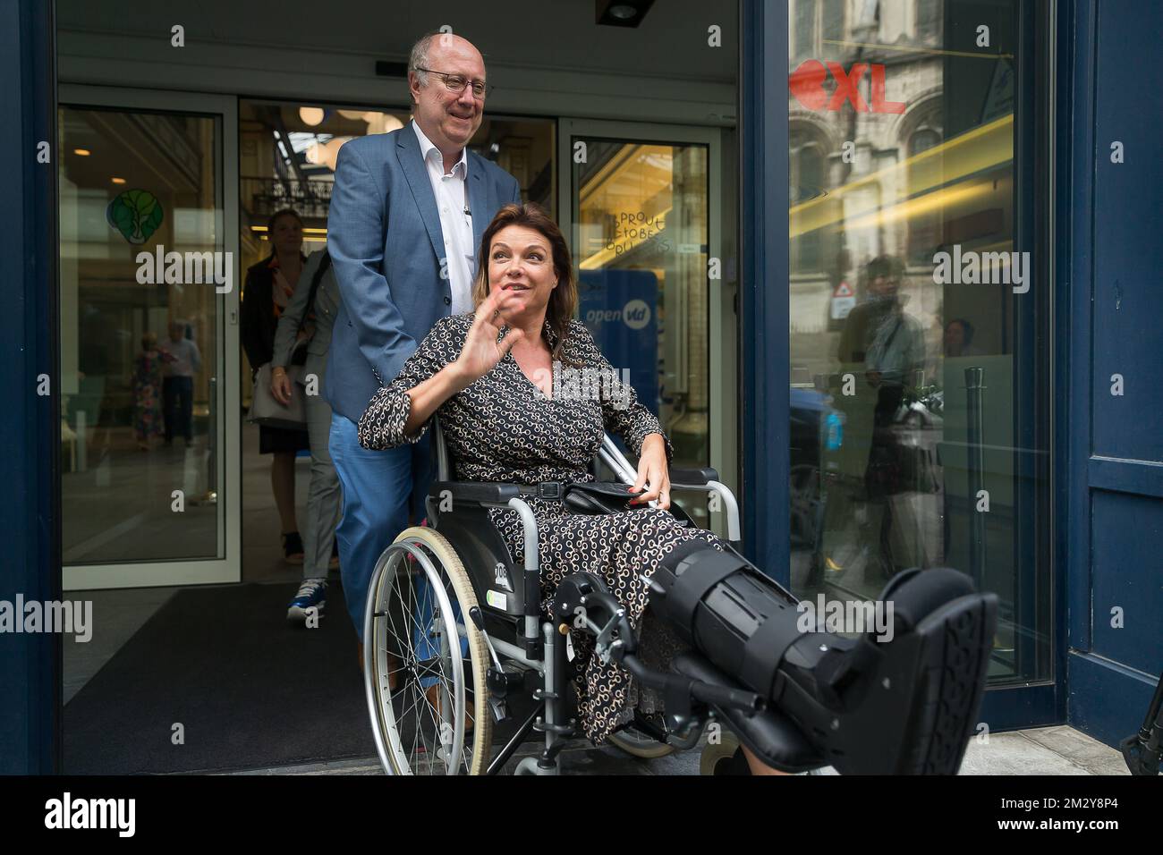 Open VLD Goedele Liekens, en una silla de ruedas después de una cirugía  después de una caída, en la foto de la oficina del partido flamenco Open  VLD, en la sede del