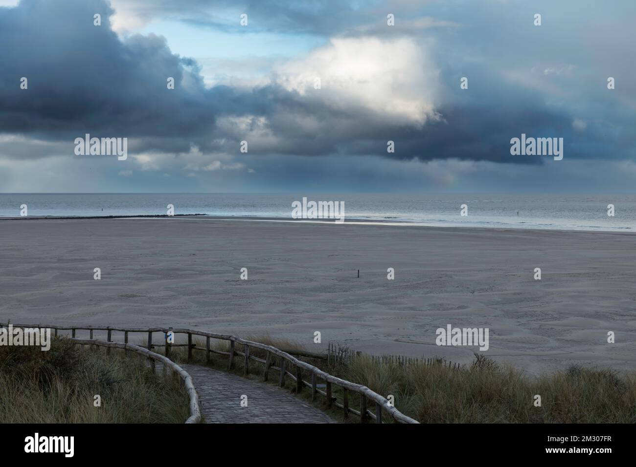 El camino a la playa de Texel con la amplia playa y el mar de Wadden Foto de stock