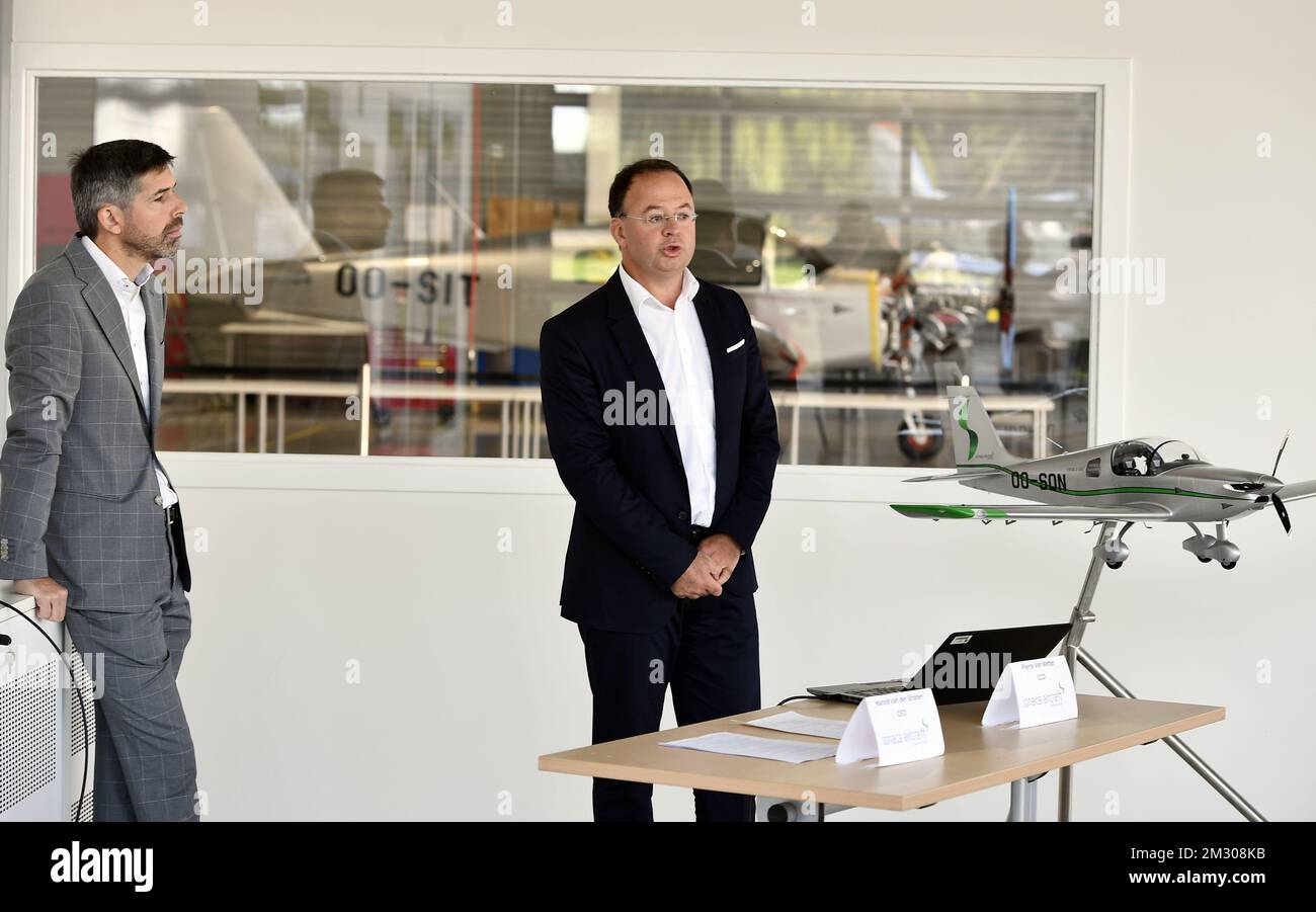 Harold Van Der Straten, CEO de Sonaca, y Pierre Van Wetter, de Sonaca ...